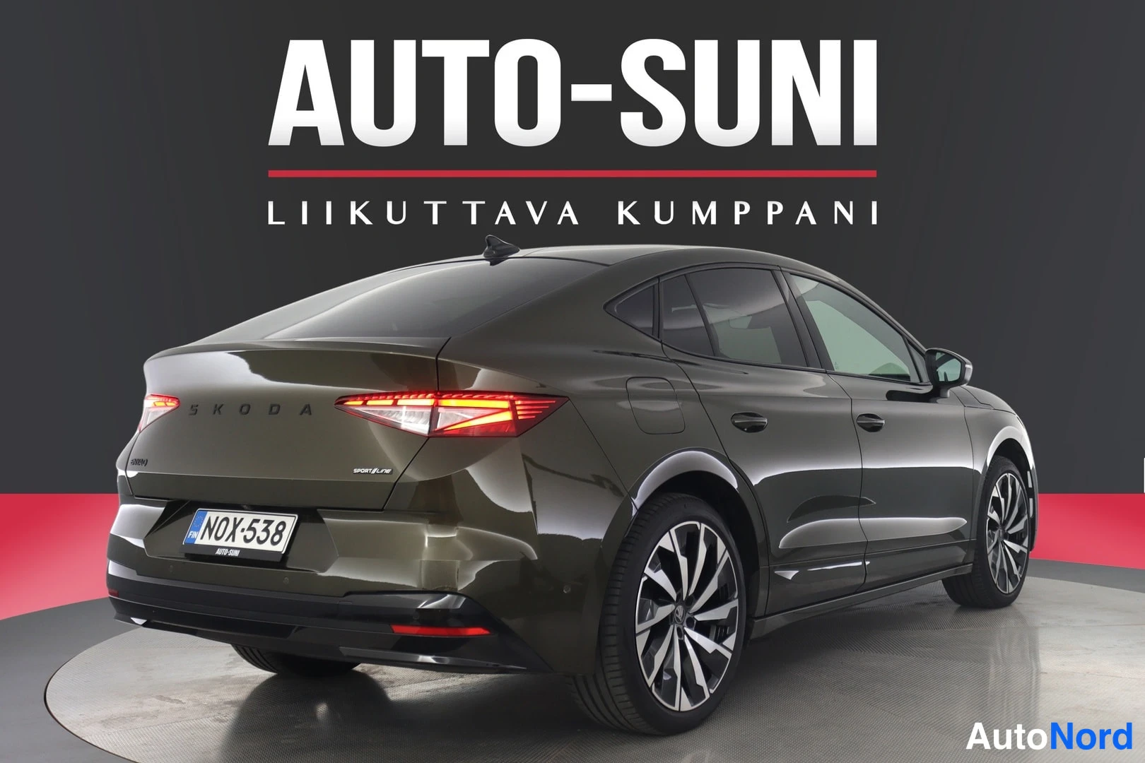 Takaviisto: Auton takanurkkikuva: tumma vihkoksenruskea Škoda, LED-takavalot, rekisteri ja punaiset aksentit puskurissa.