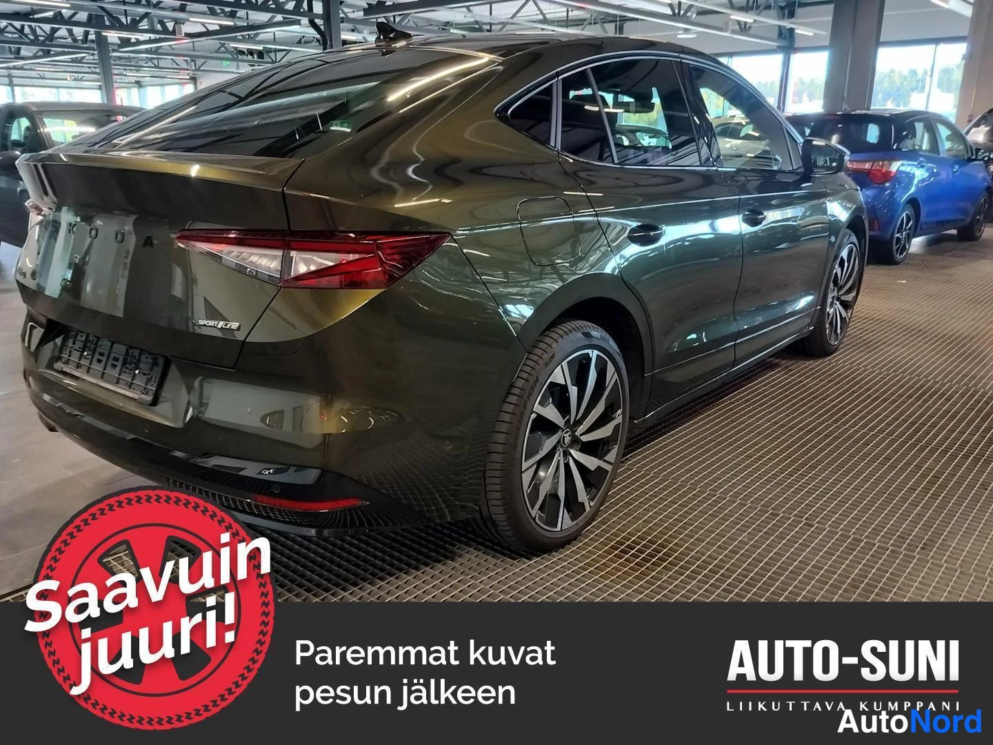 Takaviisto: Auton takaosan kylkikulma, vihreä autonkorin pinnoite, takaovet ja takakori auki, kupuhihna ja SLine-teksti takakorissa