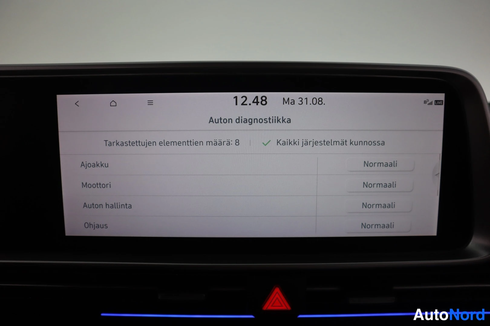 Muu: Infotainment-näytön 'Auton diagnostiikka' -sivu: tarkastettujen elementtien määrä 8, 'Kaikki järjestelmät kunnossa', kohteet Ajoakku, Moottori, Auton hallinta j
