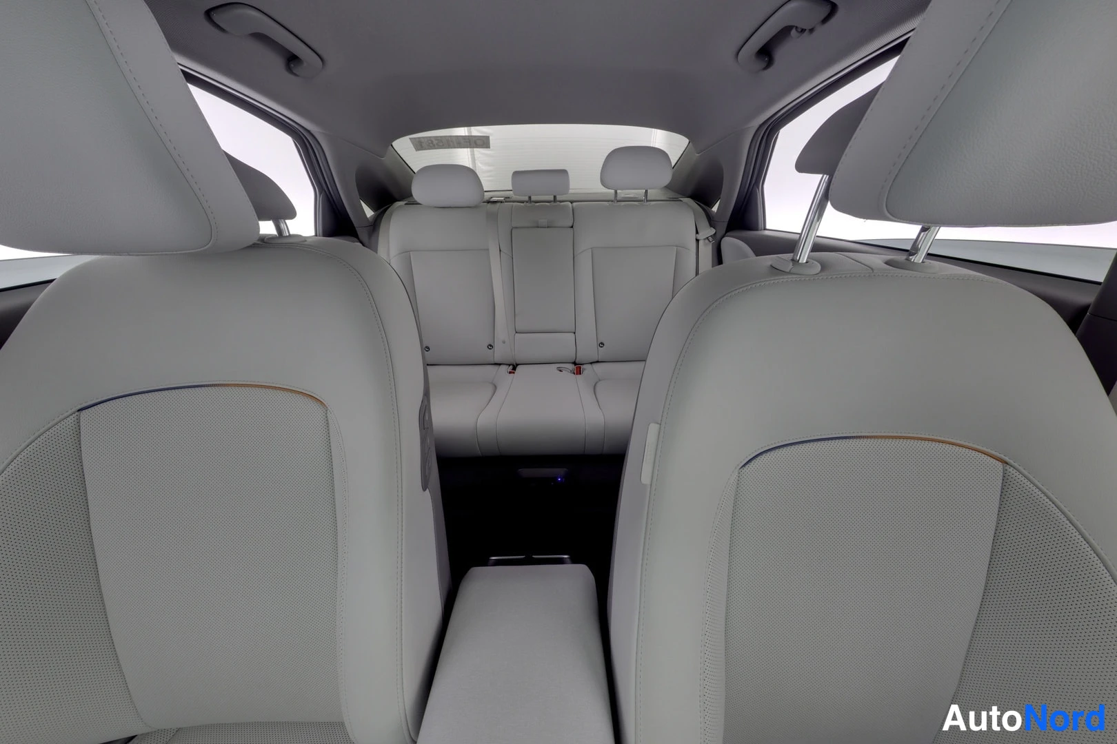 Muu: Hyundai IONIQ 6:n takamoottoritila? Ei – auton takaistuin ja vaaleat penkit takaa kuvattuna