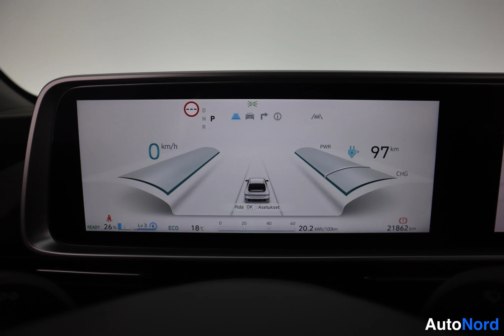 Etuistuimet: Digitaalinen kojetaulu näyttää 0 km/h, P-vaihde, 97 km toimintasäteen ja 21862 km kokonaislukumäärän, ECO-tilan ja 20.2 kWh/100km kulutuksen