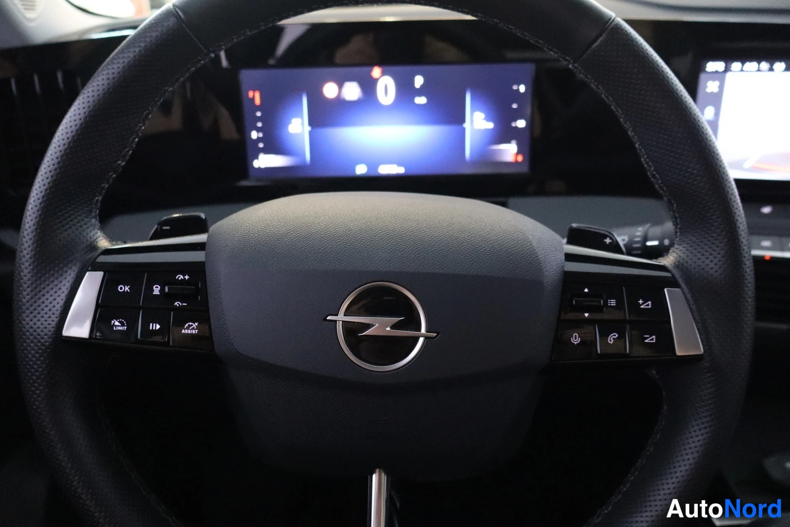 Muu: Opel-merkillinen ohjauspyörä monitoimipainikkeineen ja digitaalinen mittaristo.