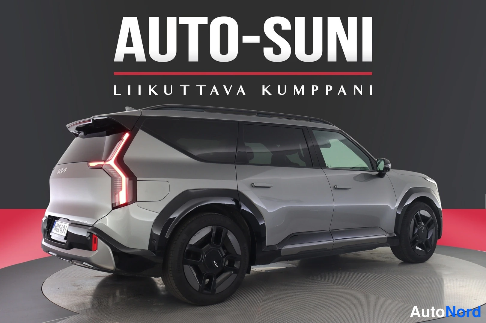 Takaviisto: Hopea Kia EV9 takaviistosta oikealta, pystysuorat takavalot syttyneinä, rekisterikilpi näkyvissä.