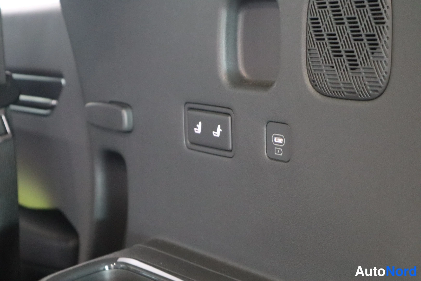 Yksityiskohta: Toisen rivin selkänojan paneeli: USB-C-liitin ja istuintaittopainikkeet
