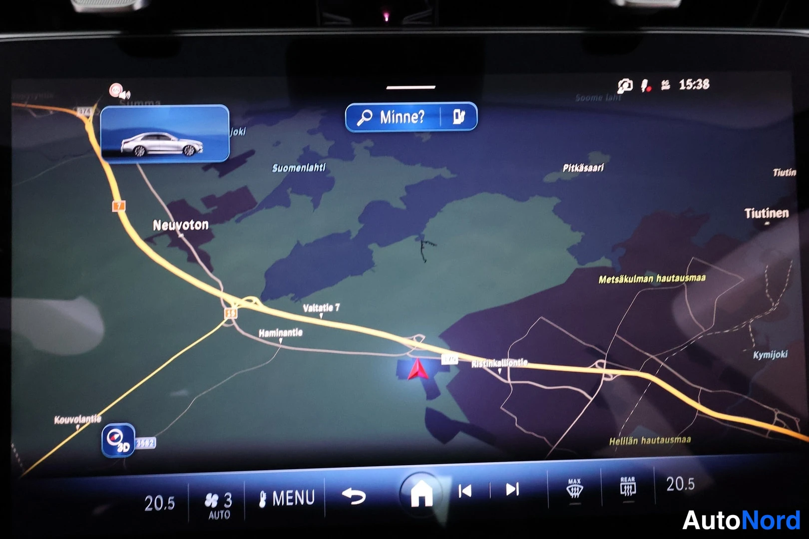 Edestä: Auton infotainment-näyttö, jossa navigointikartta Suomanlahden seudusta ja alapalkissa MENU- sekä ääniohjauspainikkeet, kellonaika 15:38.