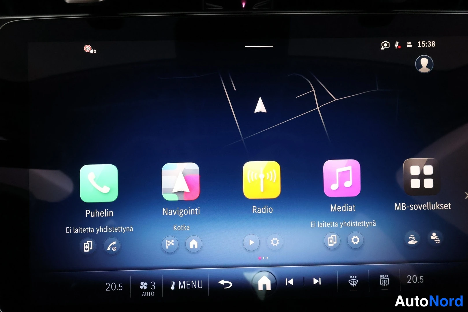 Muu: Auton infotainment-näyttö suomalaisilla valikoilla: Puhelin, Navigointi (Kotka), Radio, Mediat ja MB-sovellukset, karttaan merkitty suunnatanuoli, alarivissä 20