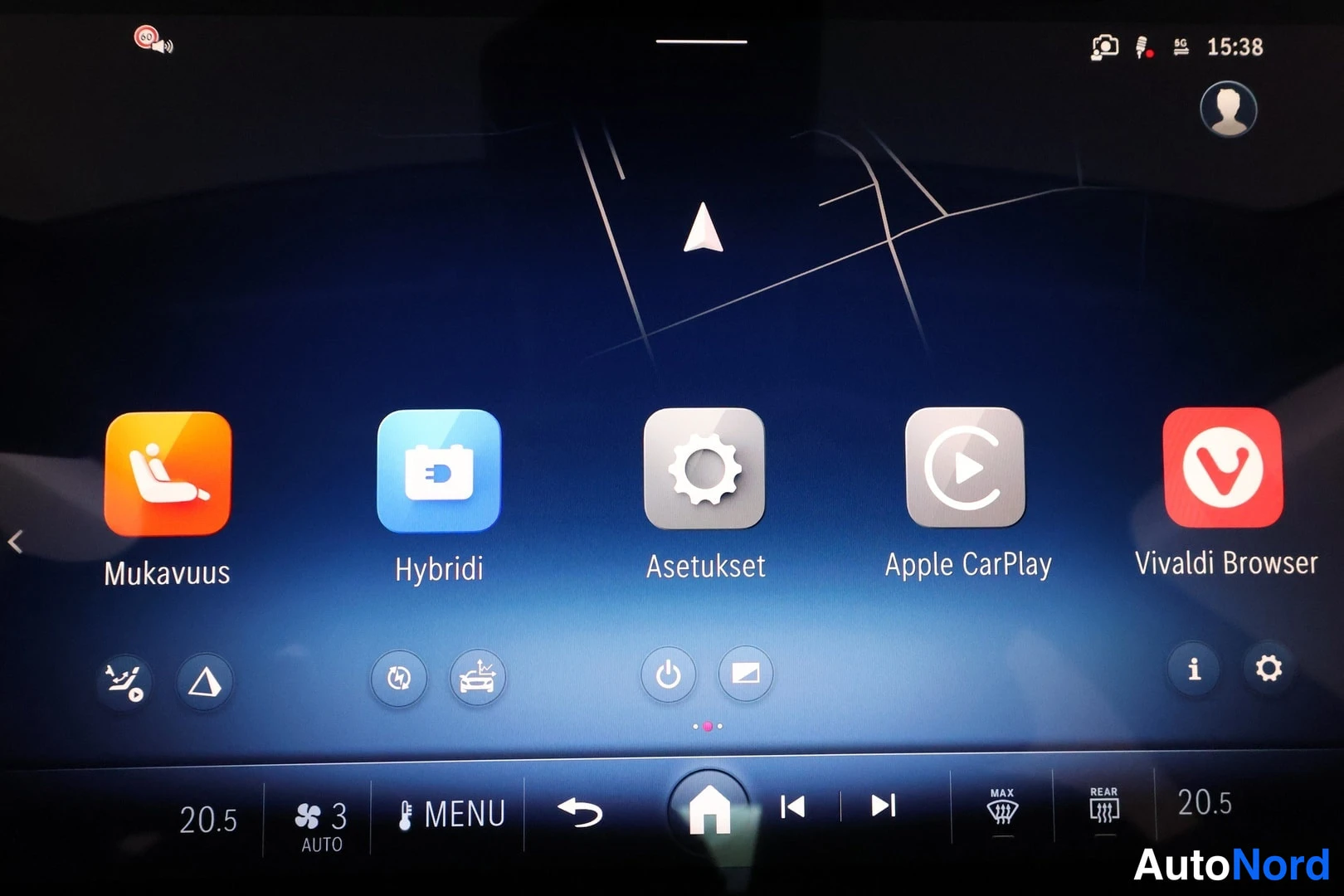 Muu: Infotainment-näytön valikko kuvakkeilla Mukavuus, Hybridi, Asetukset, Apple CarPlay ja Vivaldi Browser, alarivissä ilmastointi 20.5 ja 3 AUTO.