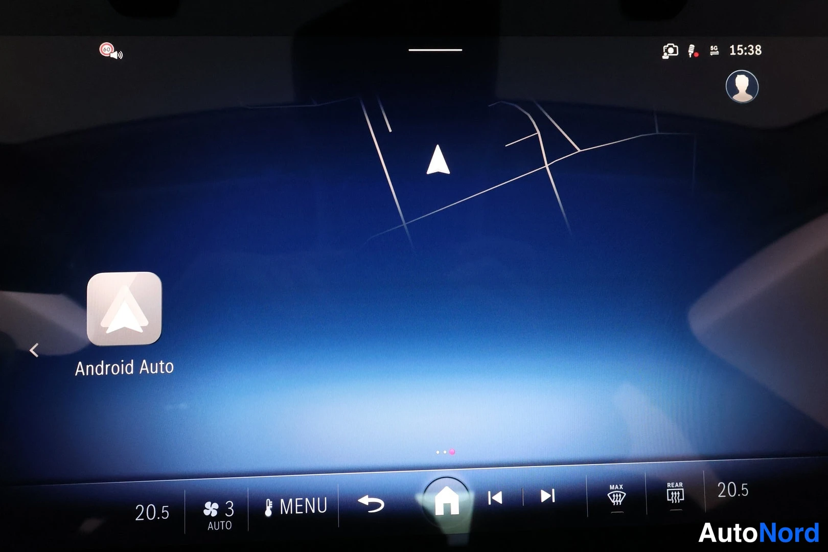 Muu: Infotainment-näyttö, jolla näkyy Android Auto -kuvake ja karttanäkymä suunnatanuollla, alarivissä 20.5 ja 3 AUTO -ilmastointi.