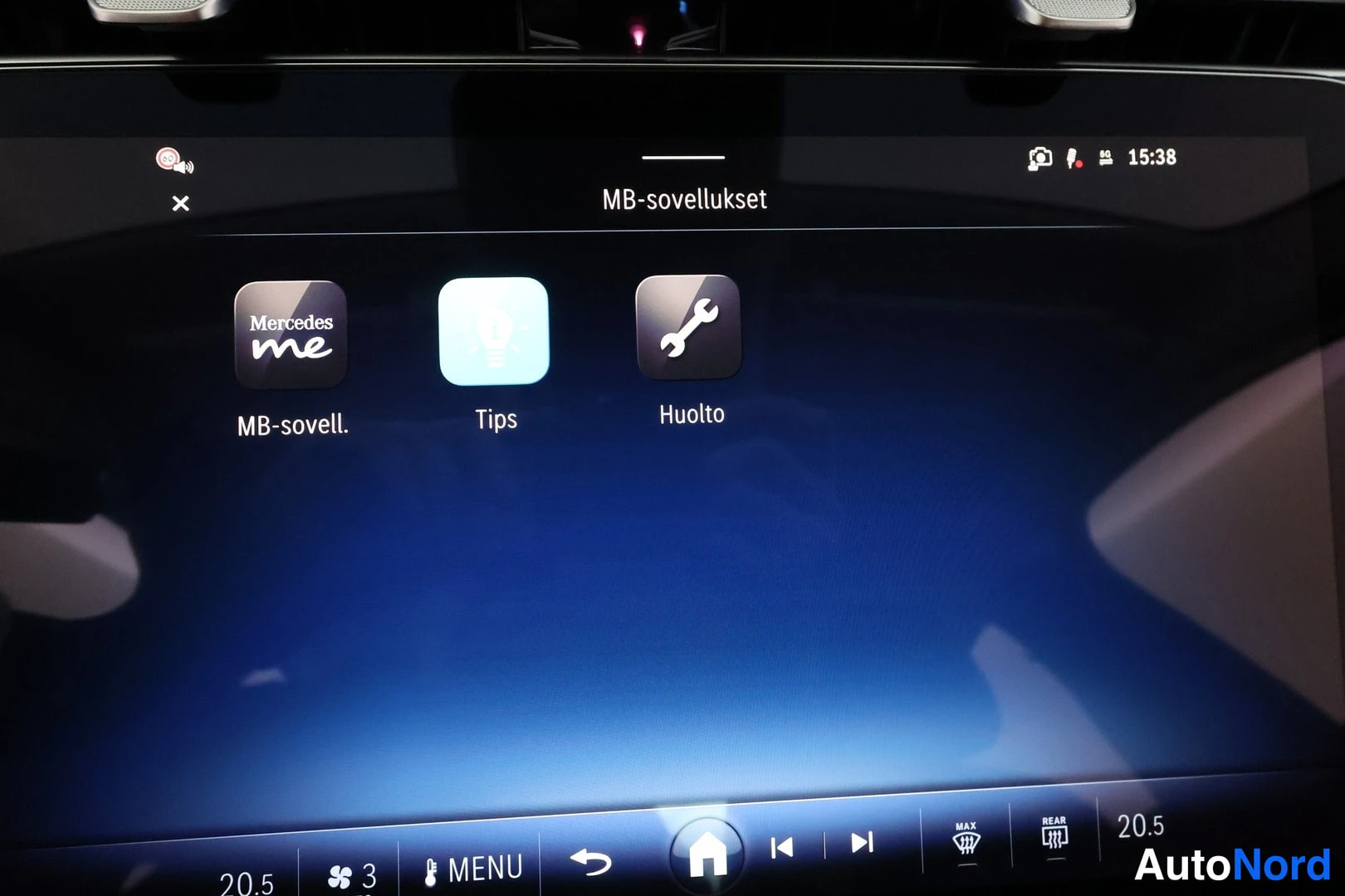 Muu: Infotainment-näytön MB-sovellukset-valikko kuvakkeilla MB-sovell. (Mercedes me), Tips ja Huolto, alarivissä ilmastoinnin säädöt 20.5 ja MAX sekä REAR.