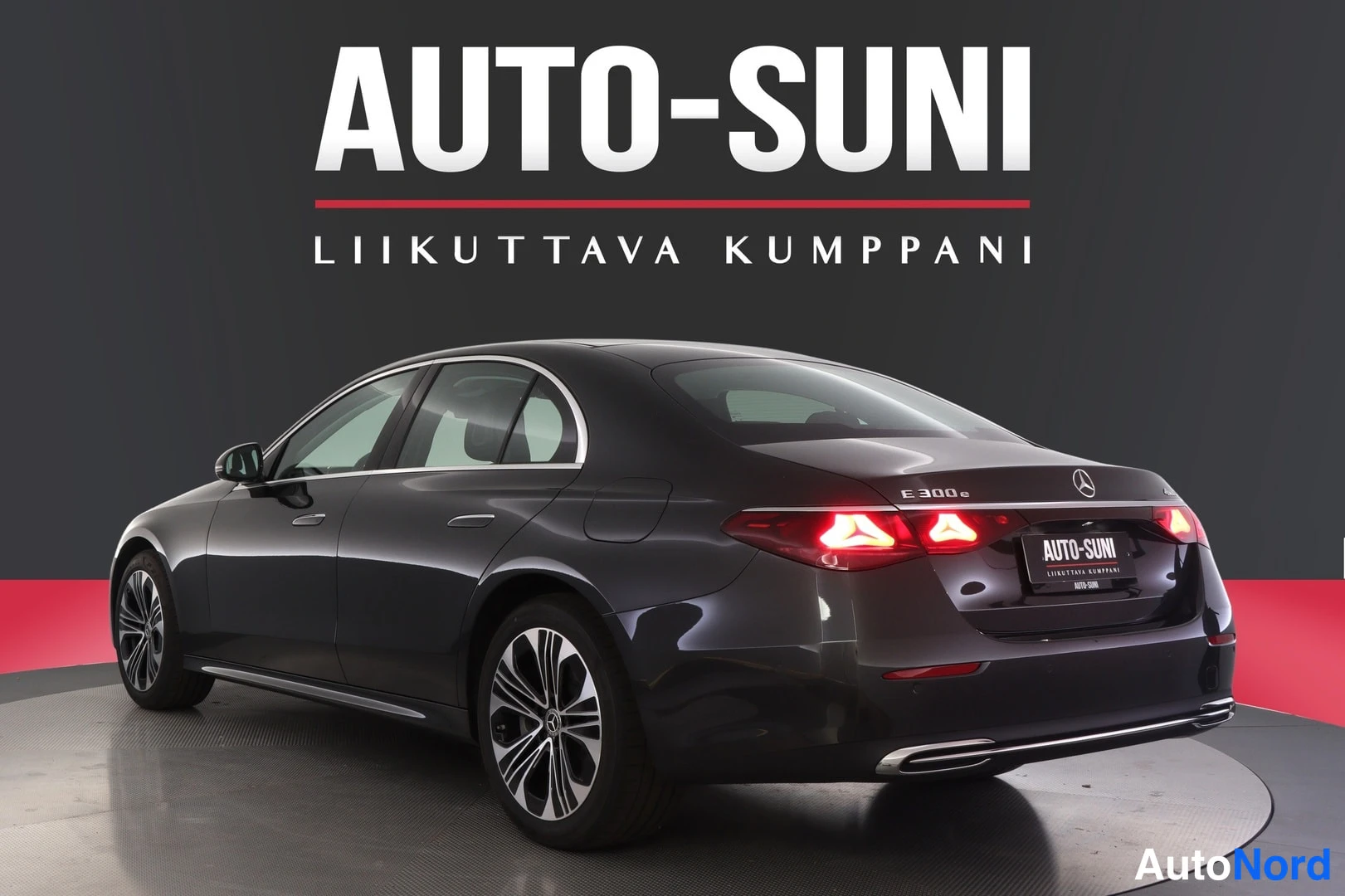 Takaviisto: Tummanharmaa Mercedes-Benz E-sarjan sedan takakulmasta vasemmalta, E 300 e -merkintä ja takavaloja näkyvissä.