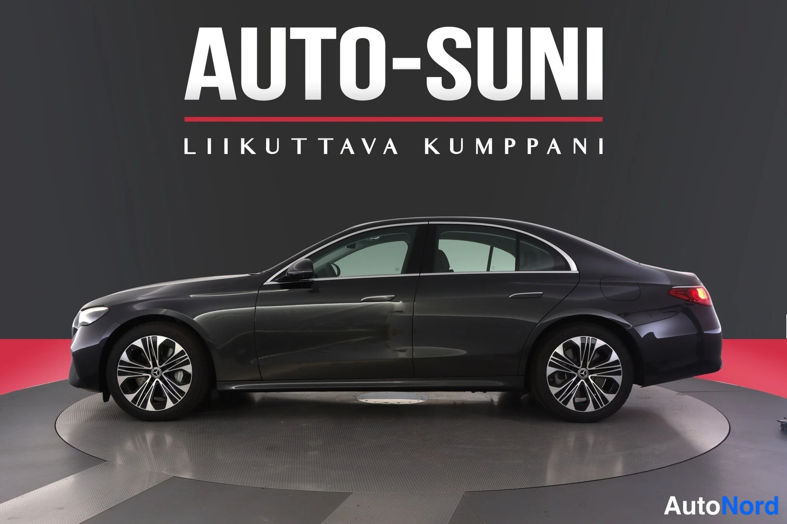 Sivulta: Auton sivuprofiili, tummanharmaa sedan kuvattuna vasemmalta.