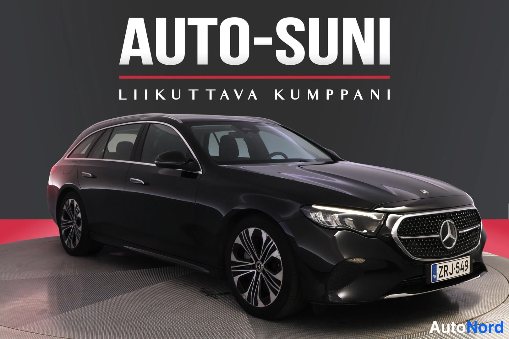 Etuviisto, nokka oikealle: Musta Mercedes-Benz farmariauto studiotapaamisessa, etuosa ja kylki näkyvät oikealle suunnattuna.