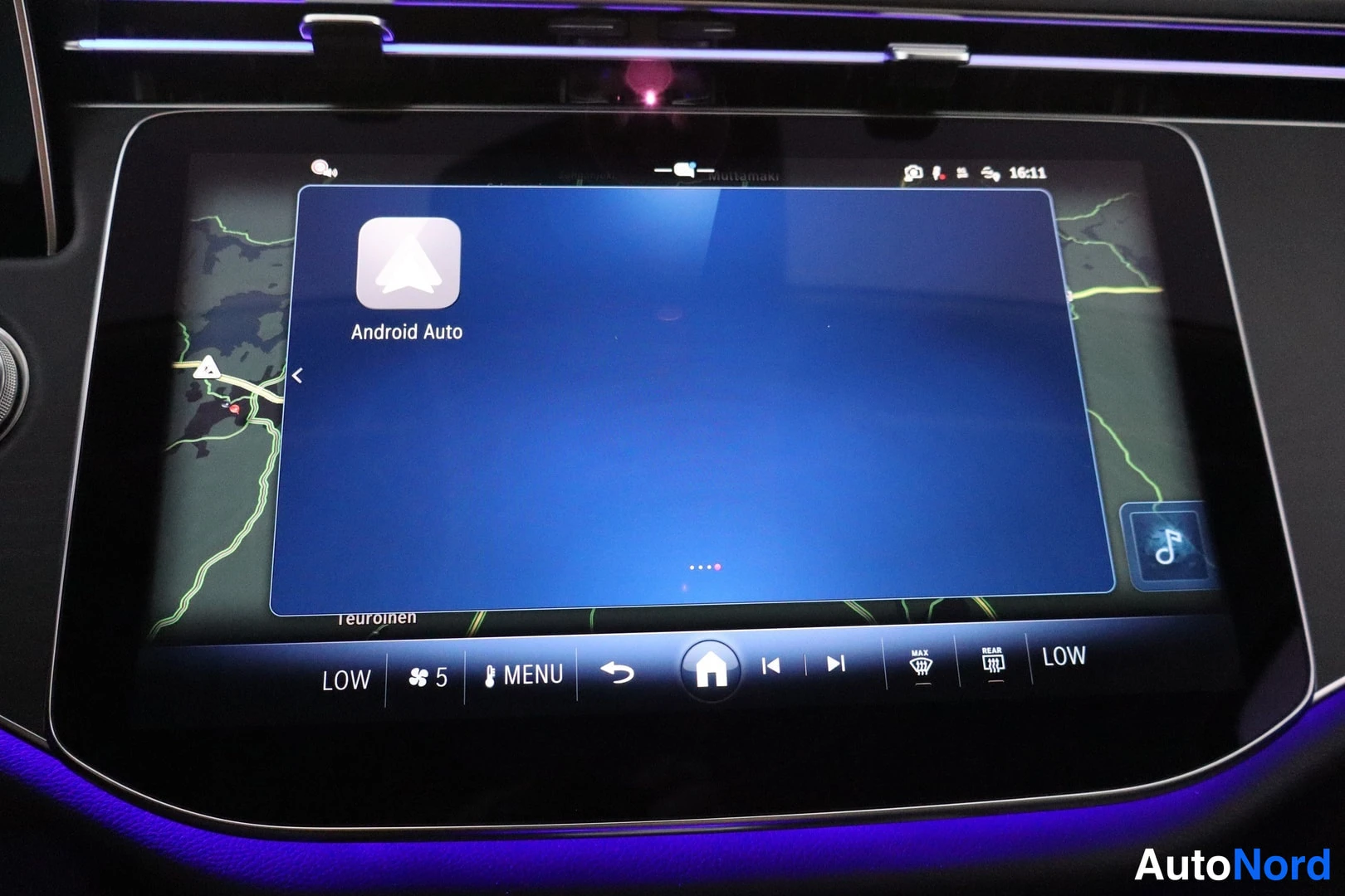 Etuviisto, nokka vasemmalle: Auton keskusnäytöllä avoinna Android Auto -valinta.