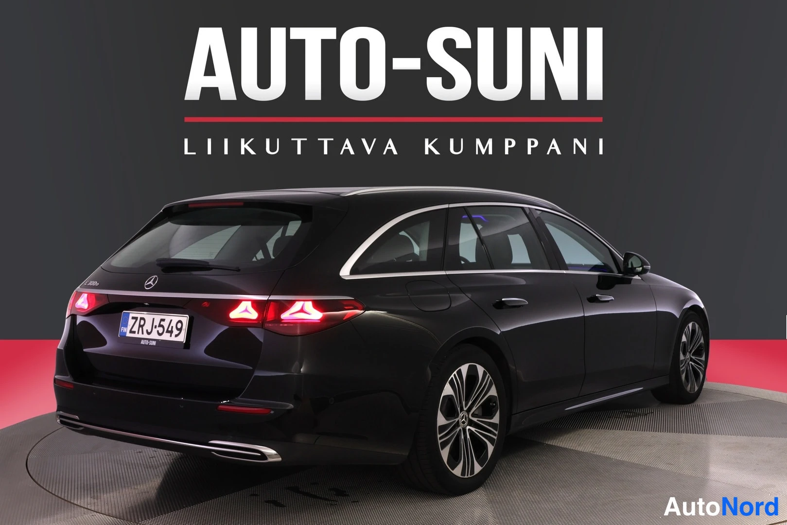 Takaviisto: Musta Mercedes-Benz farmariauto studiotapaamisessa, takaosa ja kylki näkyvät rekisteritunnus ZR J-549.