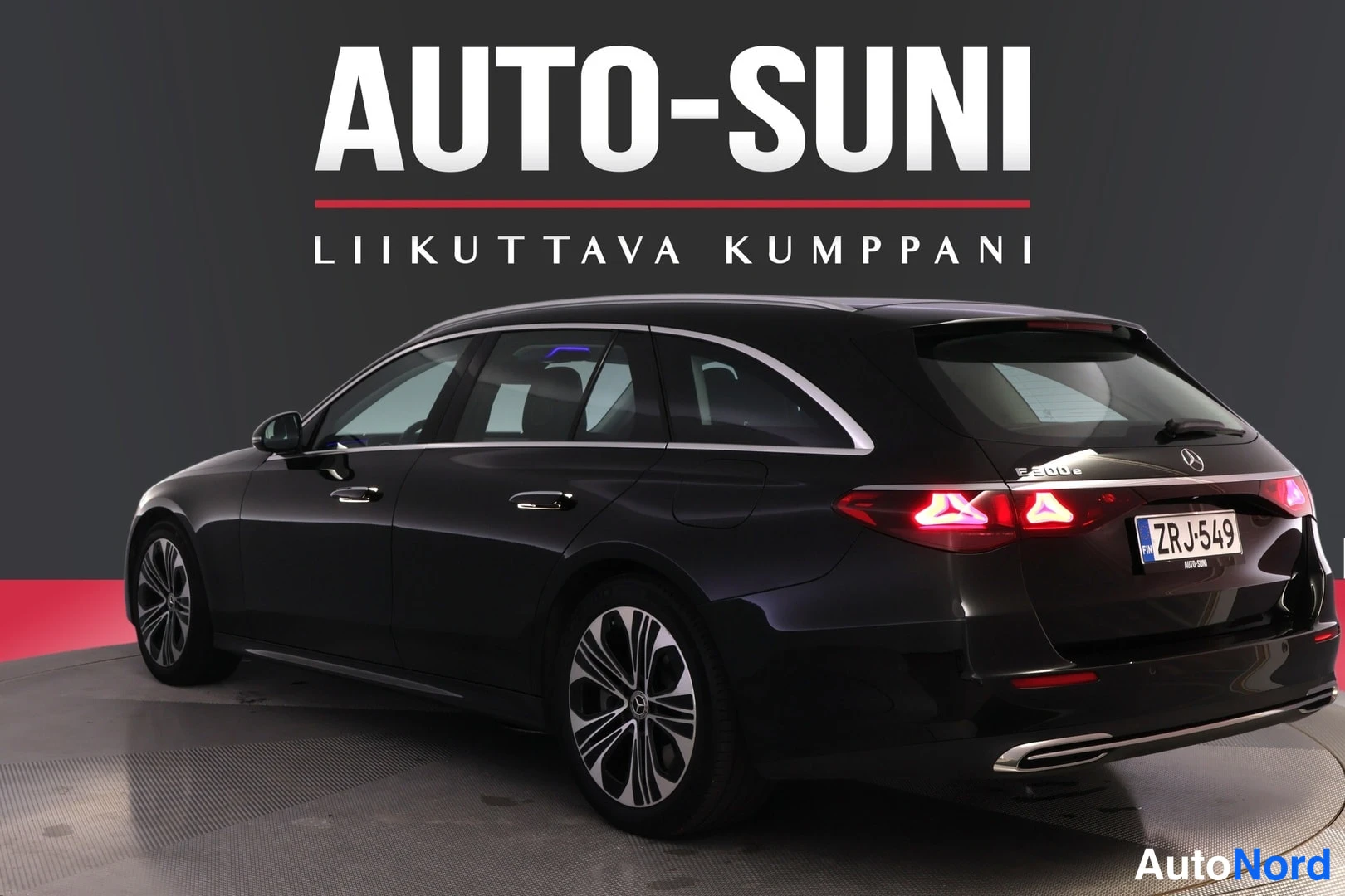 Takaviisto: Musta Mercedes-Benz farmariauto studiotapaamisessa, takaosa ja kylki näkyvät rekisteritunnus ZR J-549.