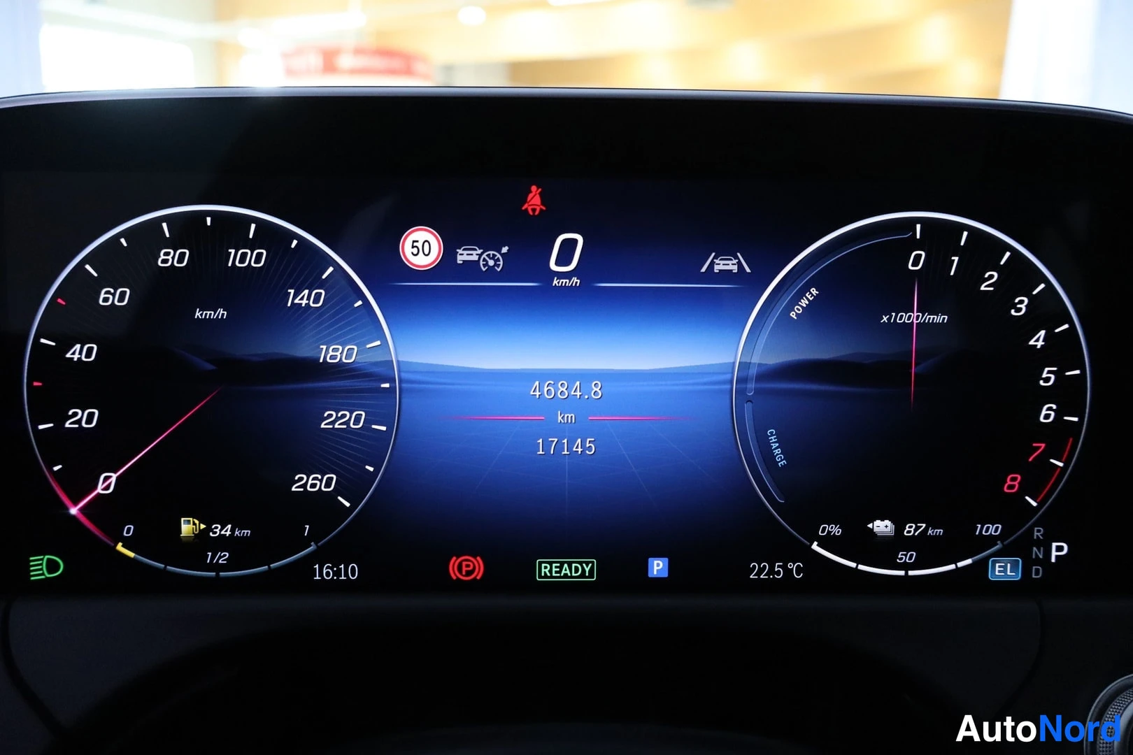 Sivulta: Mercedes-Benzin digitaalineninstrumentistonäyttö: nopeusmittari vasemmalla,POWER- ja CHARGE-mittarit oikealla,reittin mittari 4 684,8 km,ajopaikka P ja READY-me