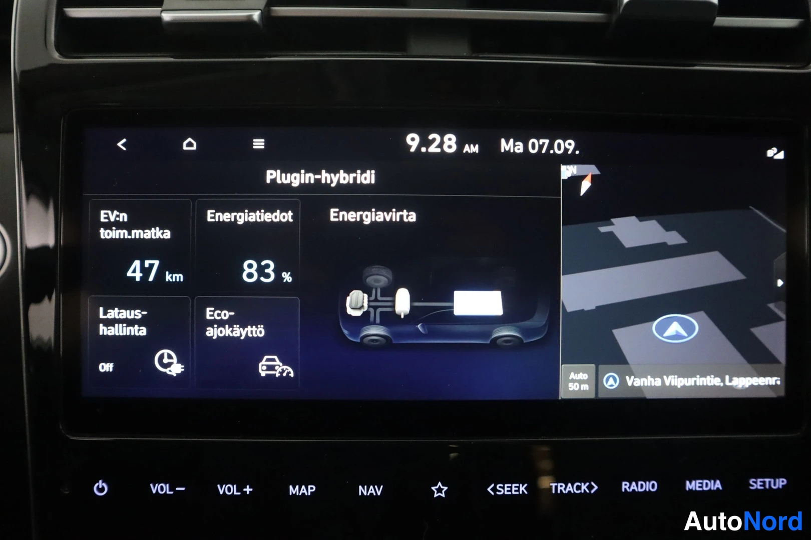 Muu: Auton kojelaudan keskinäyttö näyttää plug-in-hybridin energiavalvonnan: EV:n toimintamatka 47 km, akku 83 prosenttia, energiankulutustiedot ja karttanavigointi