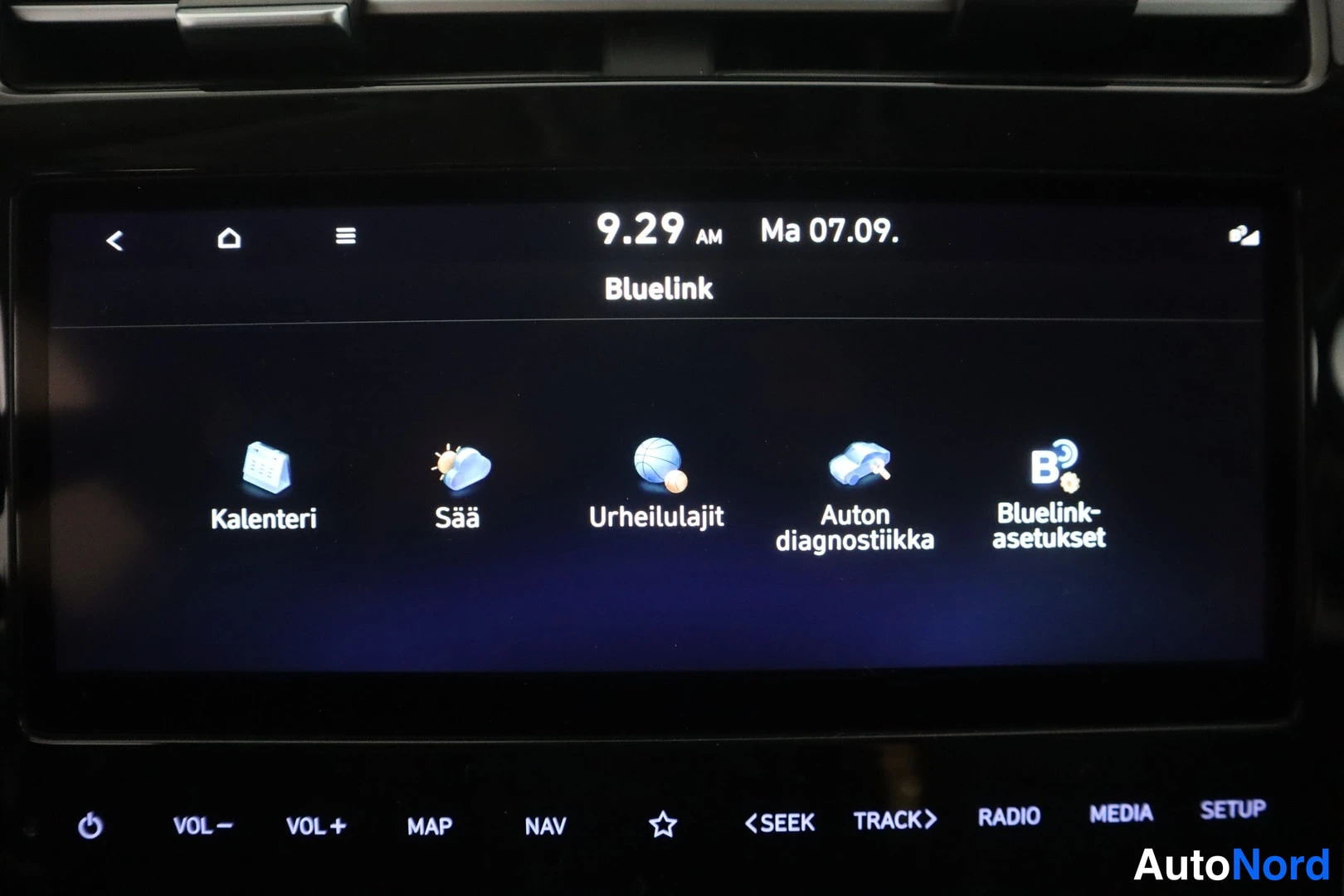 Muu: Hyundai Tucsonin kosketusnäytön Blu Link -valikko kalenteri-, sää-, urheilulajit-, auton diagnostiikka- ja asetuskuvakkeineen.