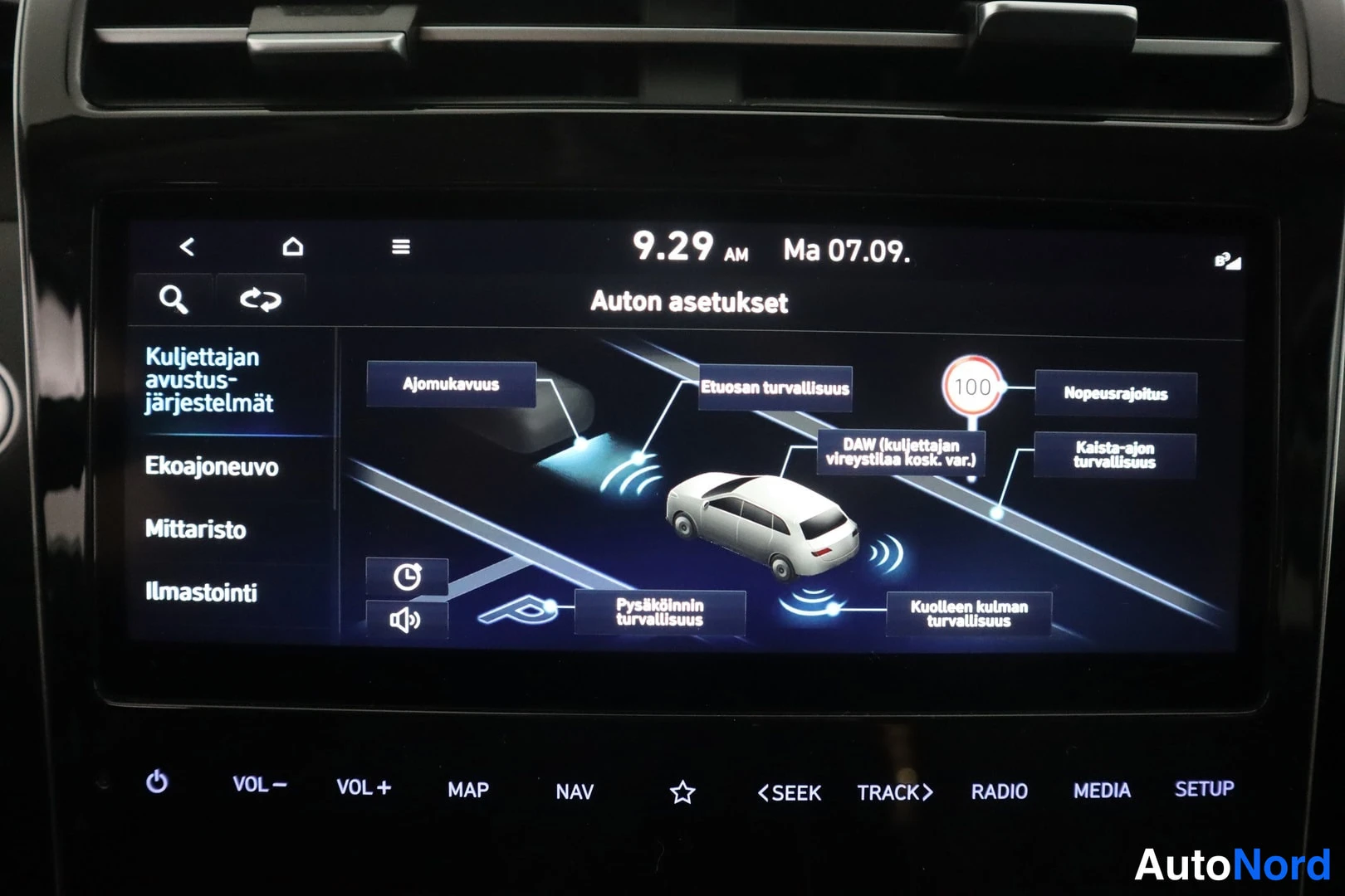 Muu: Hyundai Tucsonin infotainment-näytön Auton asetukset -valikko kuljettajan avustusjärjestelmien kuvituspaneelilla.
