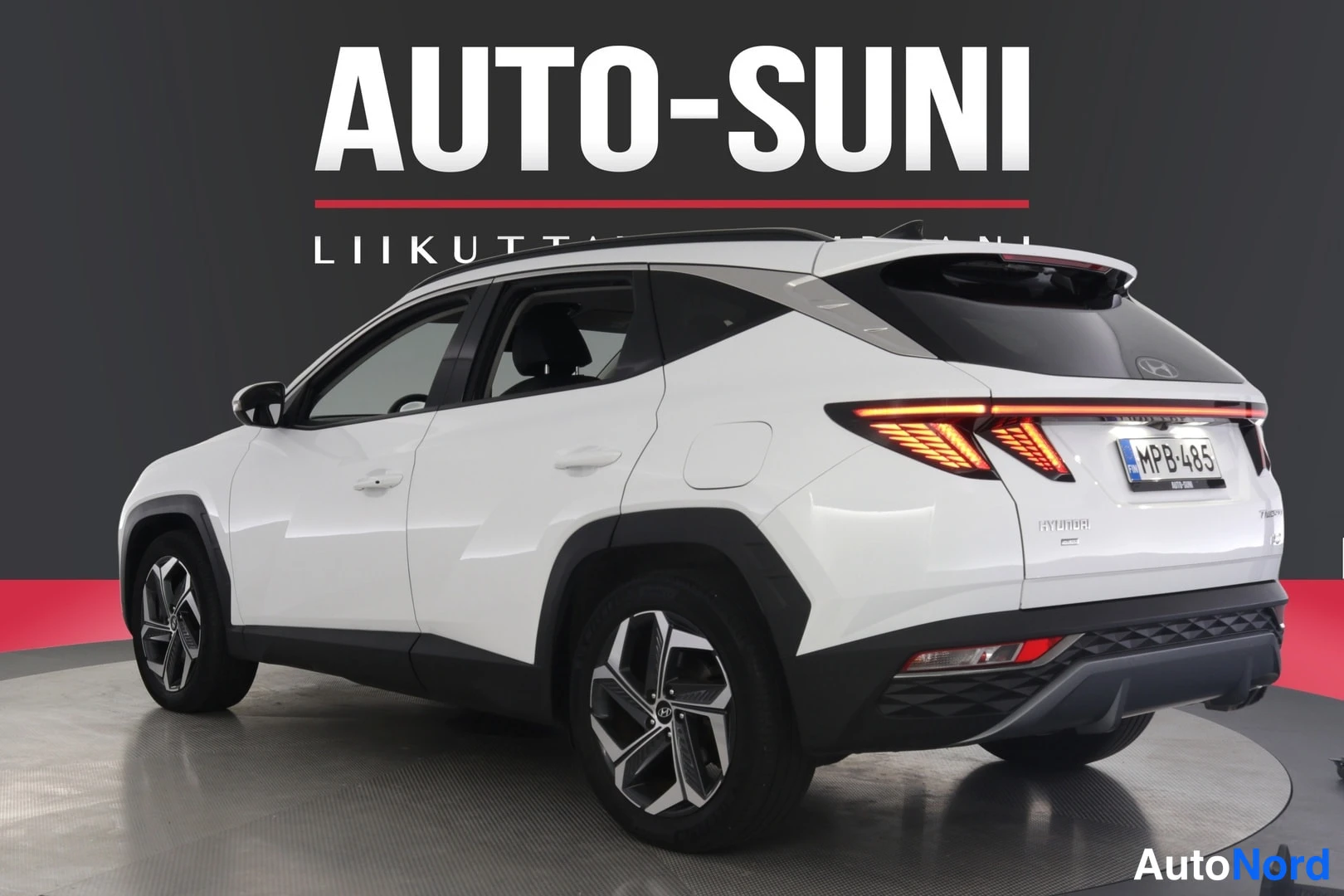 Takaviisto: Valkoinen Hyundai Tucson takaviistosta vasemmalta kuvattuna, rekisterikilpi näkyvissä.