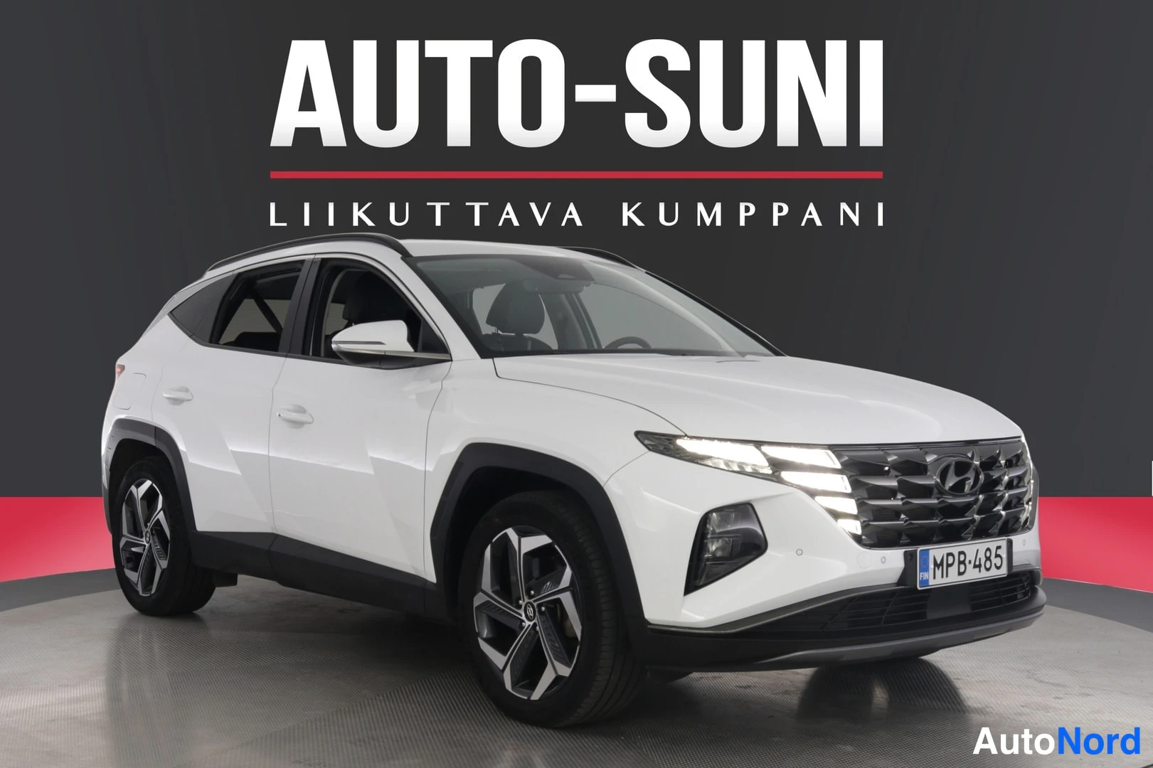 Valkoinen Hyundai Tucson 2022, etuviisto, keula oikealle, kuva 2