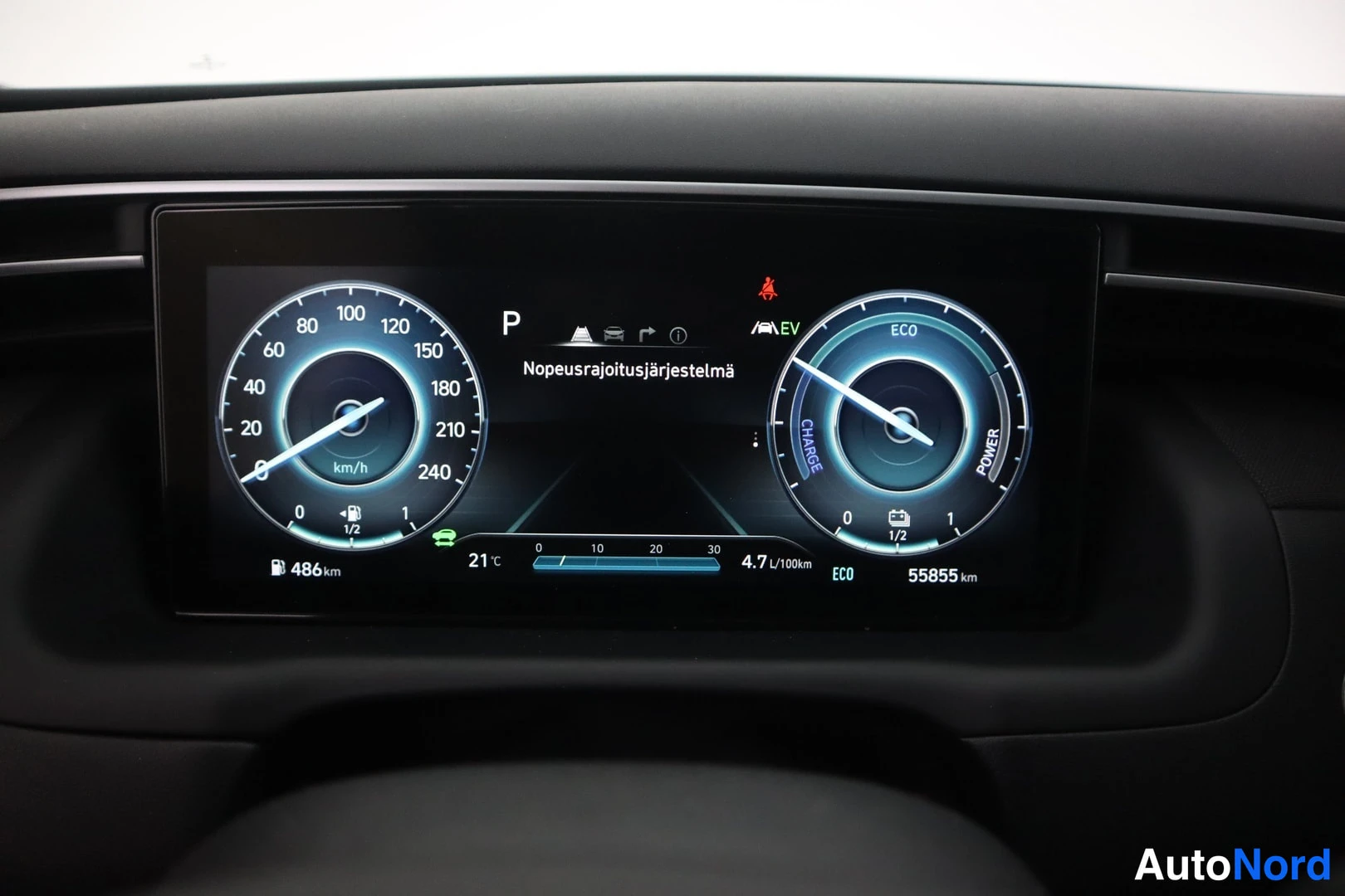 Muu: Hyundai Tucsonin mittaristo: kaksi digitaaliamperointia, nopeusrajoitusjärjestelmä, matka-attu 486 km, keski-kulutus 4,7 l/100km ja kokonais-attu 55855 km.