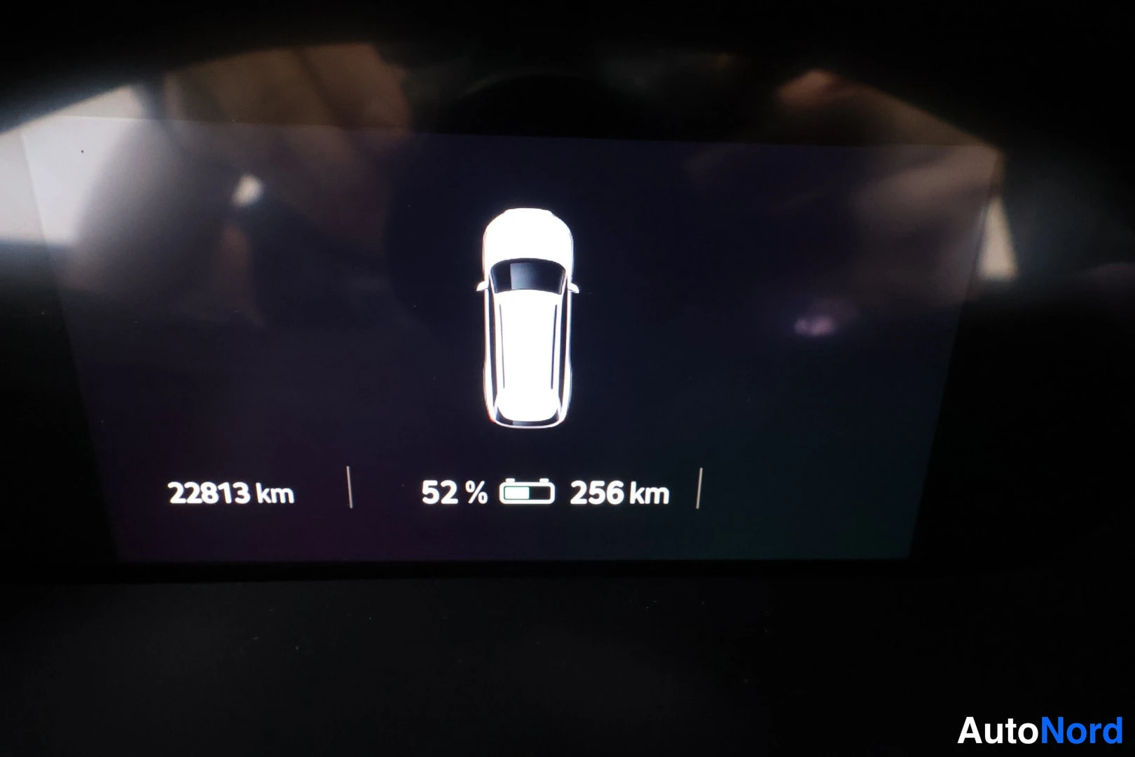 Muu: Kojeiston näyttö, jossa lukemat 22813 km, 52 % ja 256 km.