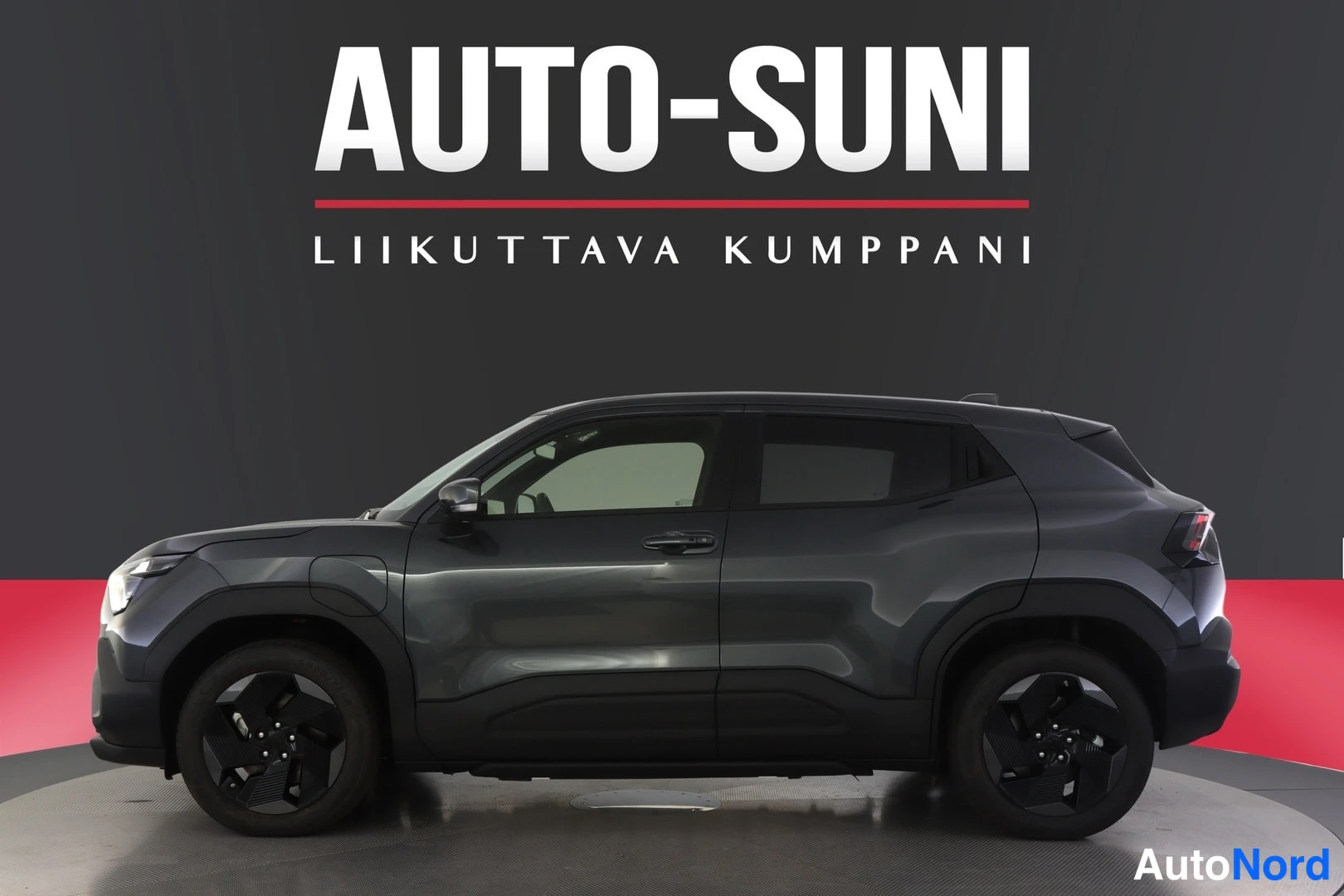 Sivulta: Auton etukulma vasemmalta: tummanharmaa korinen coupe-mallinen omaisuus, rekisteri