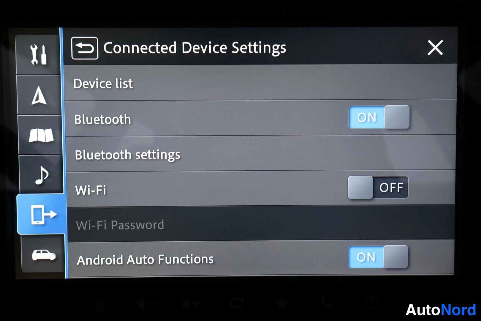 Muu: Auton infotainment-näytön Connected Device Settings -valikko: Bluetooth ON, Wi-Fi OFF, Android Auto Functions ON.
