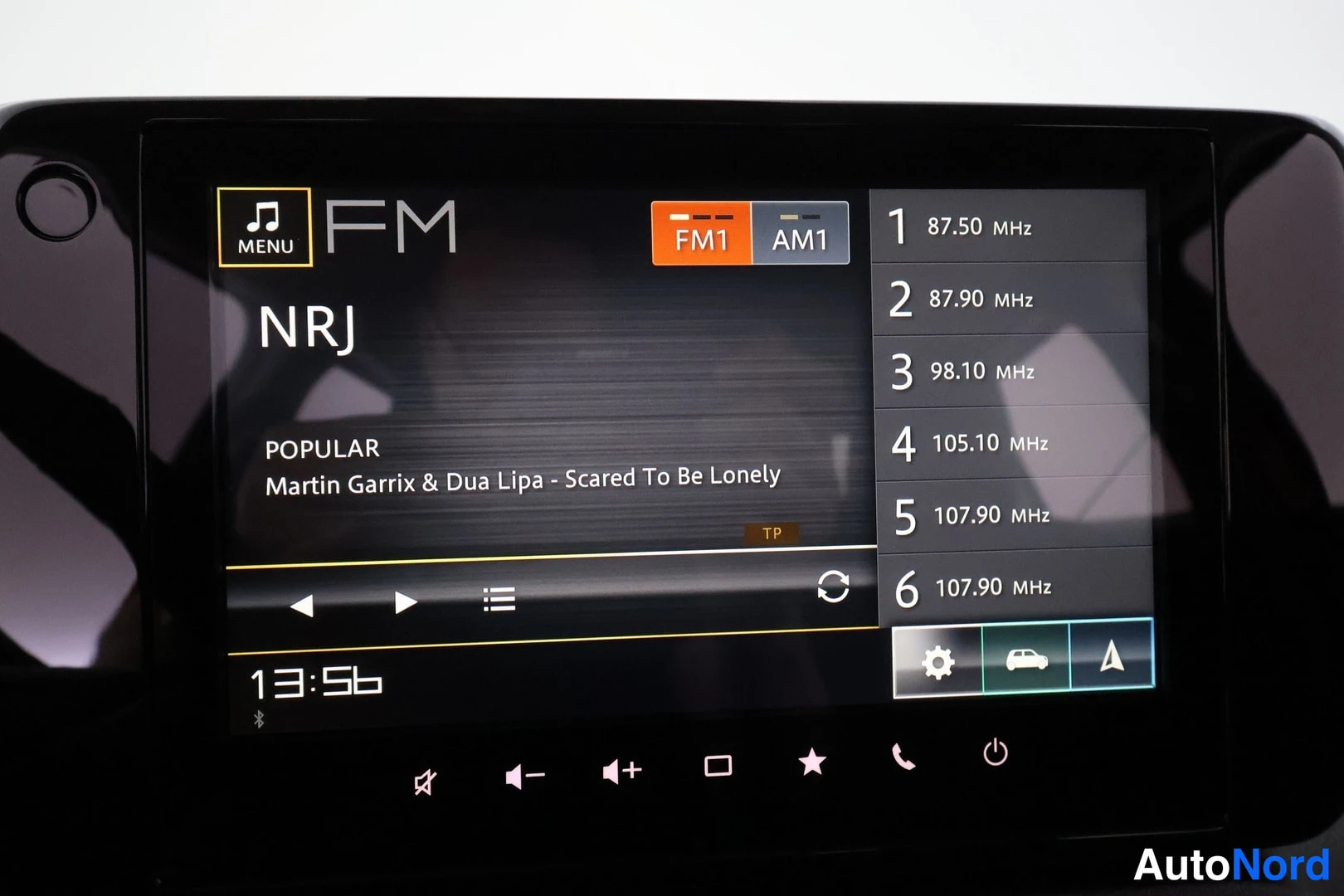 Muu: Infotainment-näyttö FM-radiossa kanavalla NRJ, esiasetetut taajuudet listattuna ruudulla.