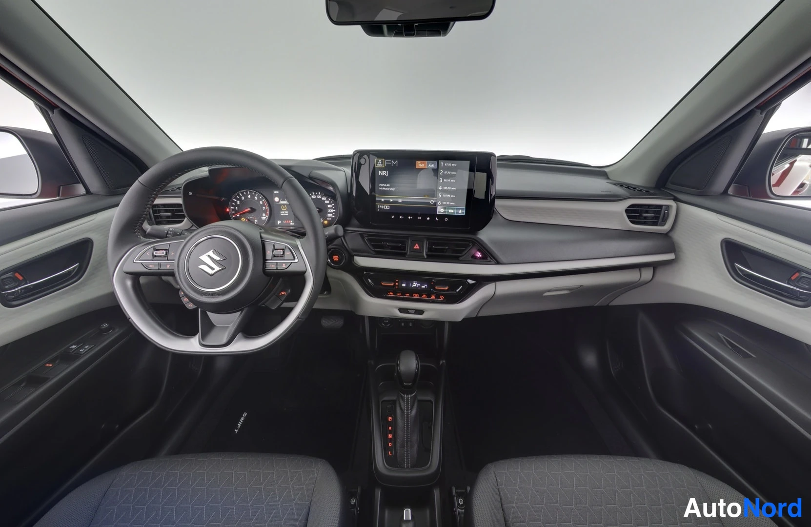 Muu: Sisätilan kojelauta ohjauspyörällä ja kosketusnäytöllä, radio kanavalla NRJ.
