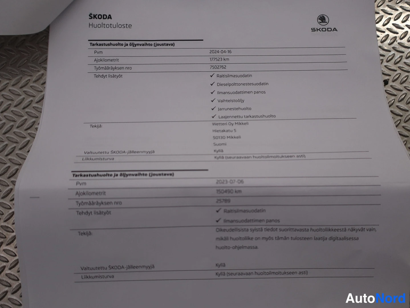 Asiakirja: Škoda-huoltotuloste, jossa huollot vuosilta 2023–2024, viimeisin huolto 175 523 km huoltoliikkeessä Wetteri Oy Mikkelissä.