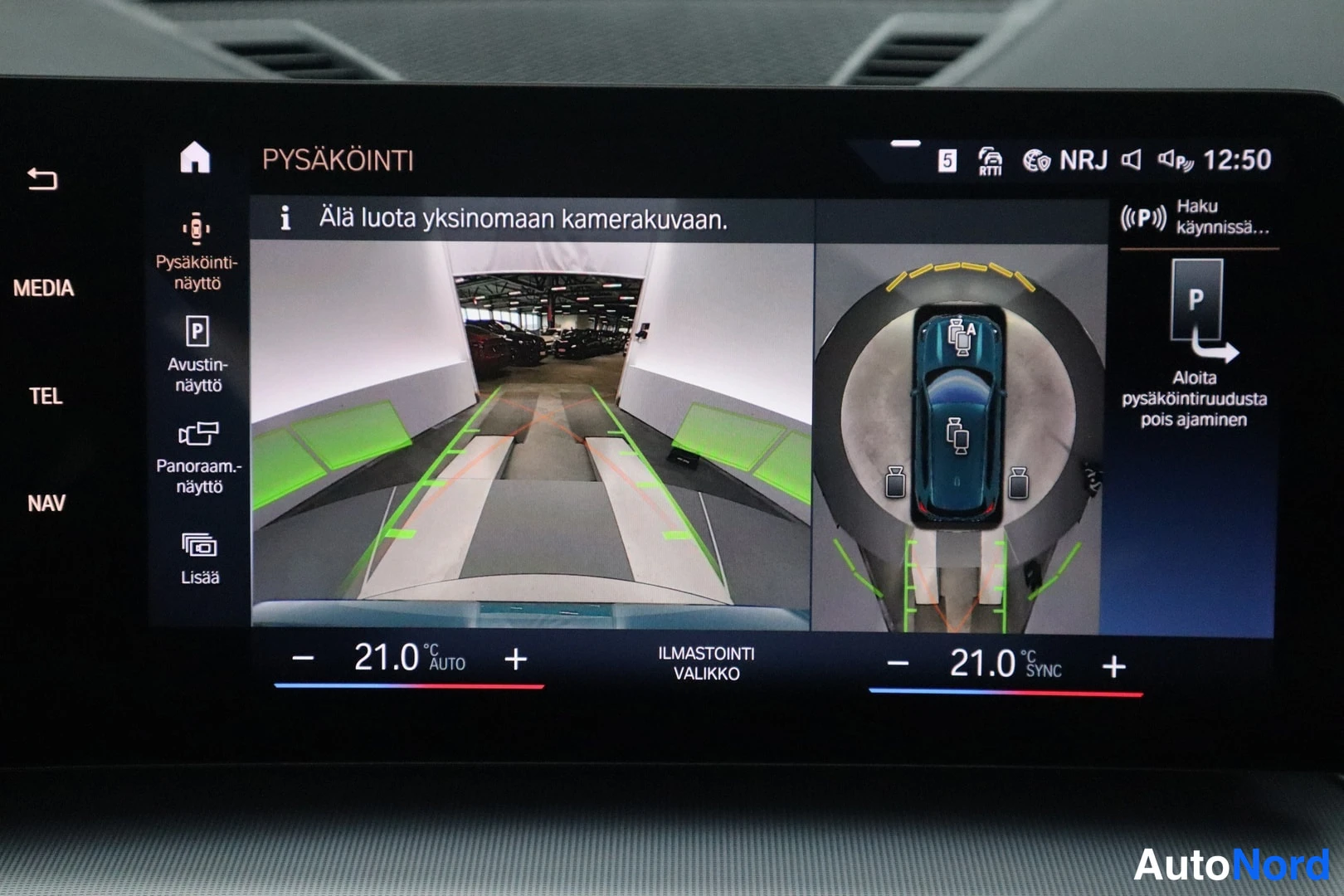 Muu: Infotainment-näytön pysäköinti-näkymä, jossa ympäröivän kameran kuva ja lintuperspektiivi ajoneuvosta.