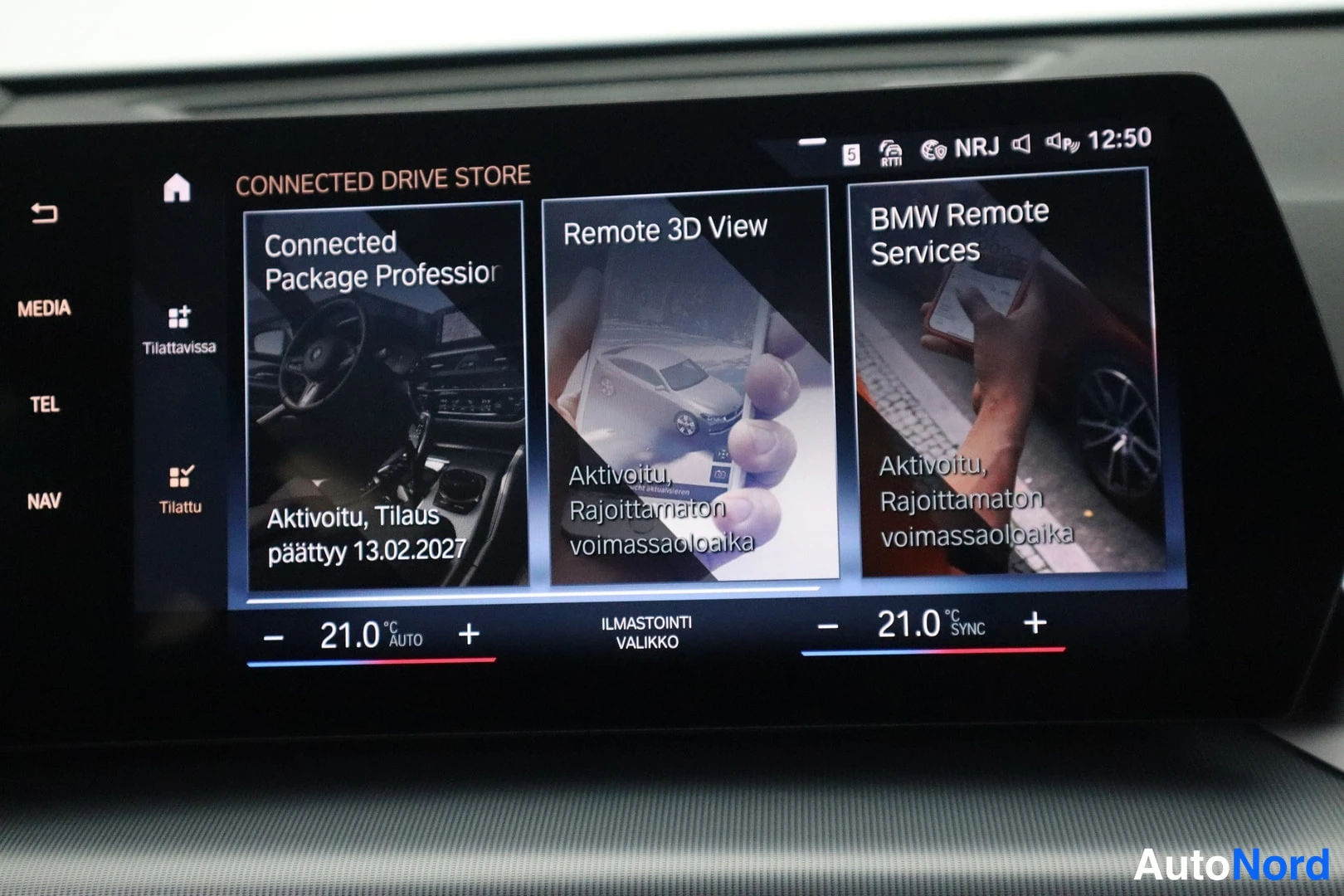 Muu: Infotainment-näyttö näyttää Connected Drive Store -valikon, jossa Connected Package Professional, Remote 3D View ja BMW Remote Services -kohteet merkittyinä akt