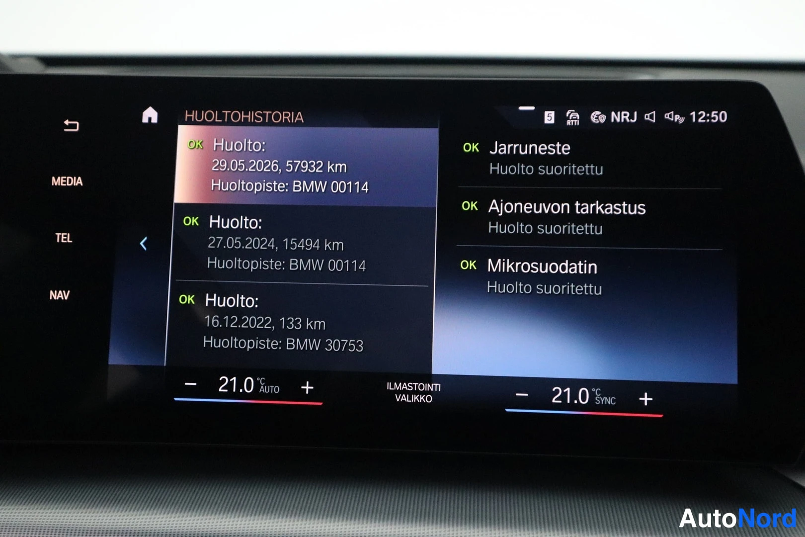 Muu: Infotainment-näyttö näyttää huoltohistorian: huoltoja 16.12.2022, 27.05.2024 ja 29.05.2026, sekä OK-merkinnät jarrunesteelle, ajoneuvon tarkastukselle ja mikros