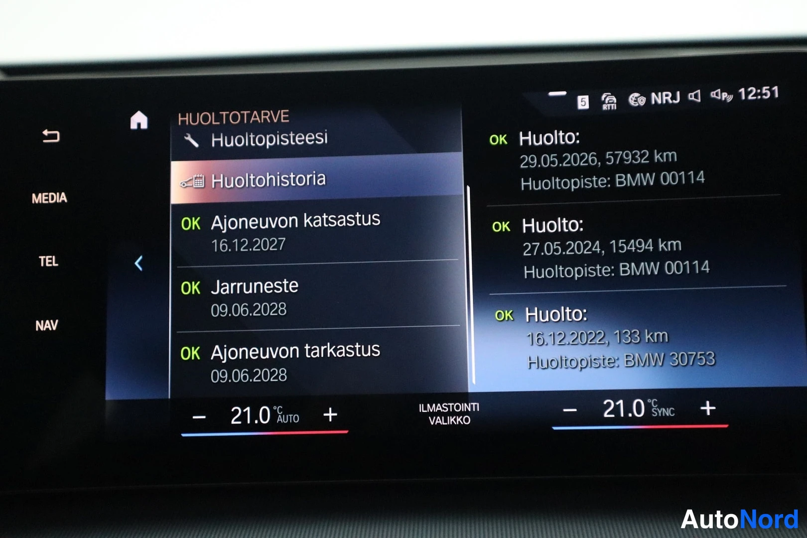 Muu: Auton infotainment-näytön huoltohistorianäkymä, jossa näkyvät huoltotarve, katsastuspäivä ja kolme suoritettua huoltoa kilometrilukineen.