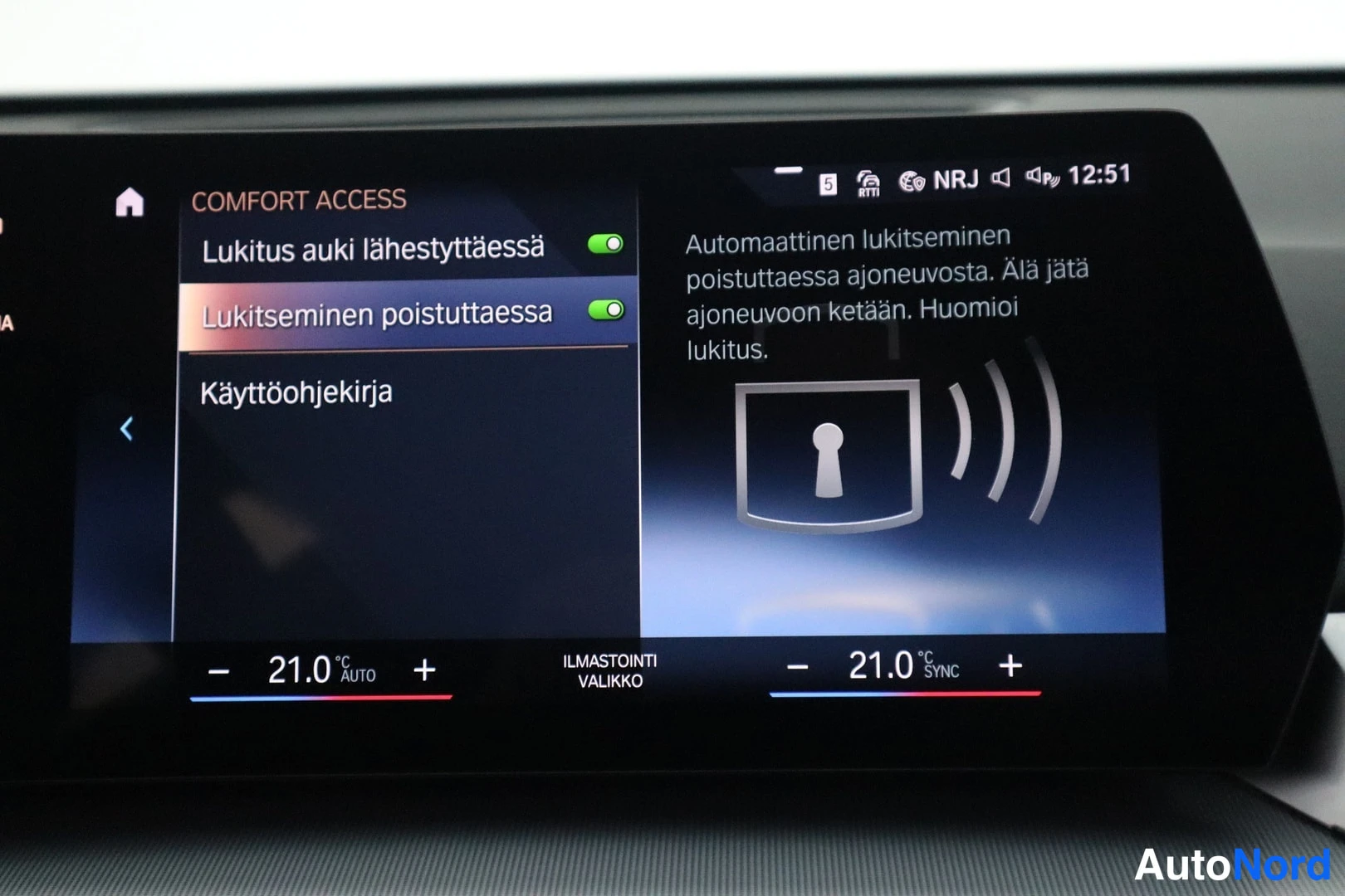 Muu: Auton infotainment-näytön Comfort Access -asetukset, joissa lukitus avataan lähestyttäessä ja lukitsemisen poistuttua auton luota voi nähdä.
