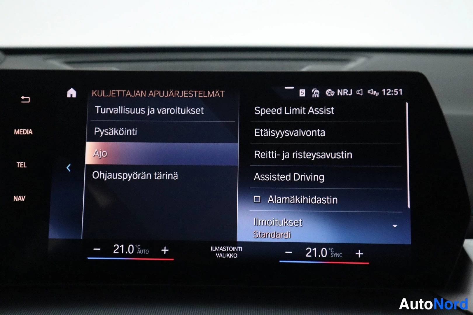Muu: Auton infotainment-näytön kuljettajan apujärjestelmien valikko, jossa listataan muun muassa Speed Limit Assist, Etäisyysvalvonta ja Assisted Driving.