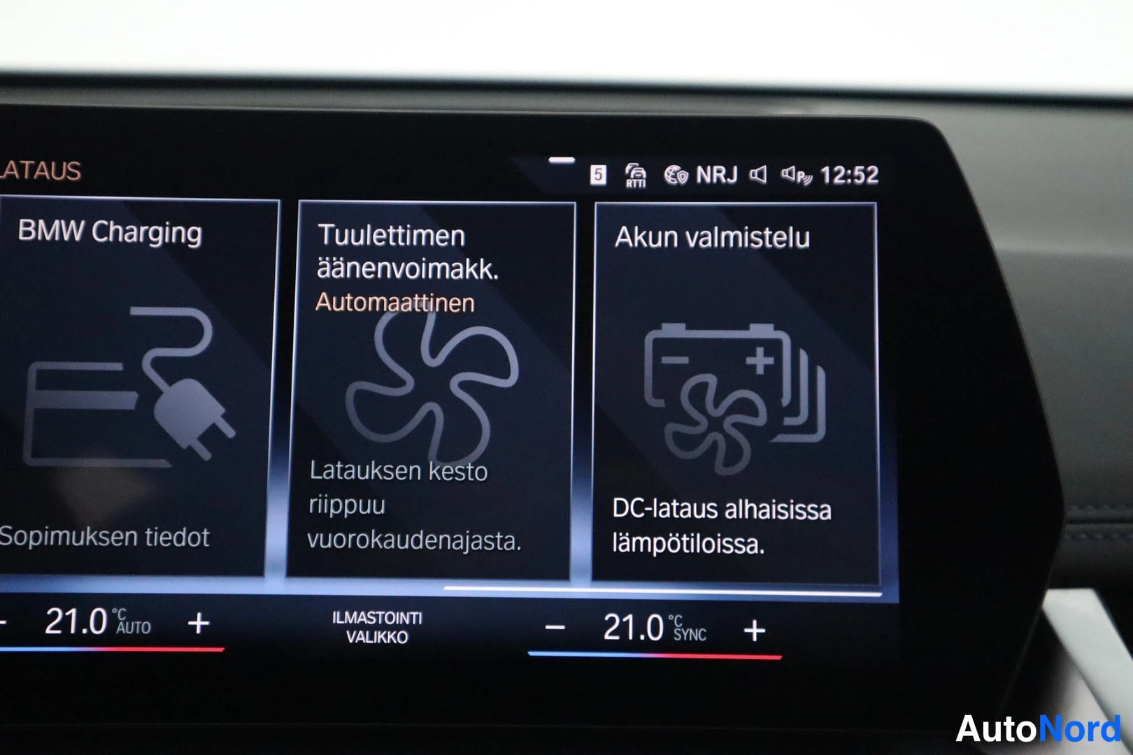 Muu: Auton infotainment-näytön latausasetukset, joissa näkyvät BMW Charging, tuulettimen äänenvoimakkuus ja akun valmistelu.