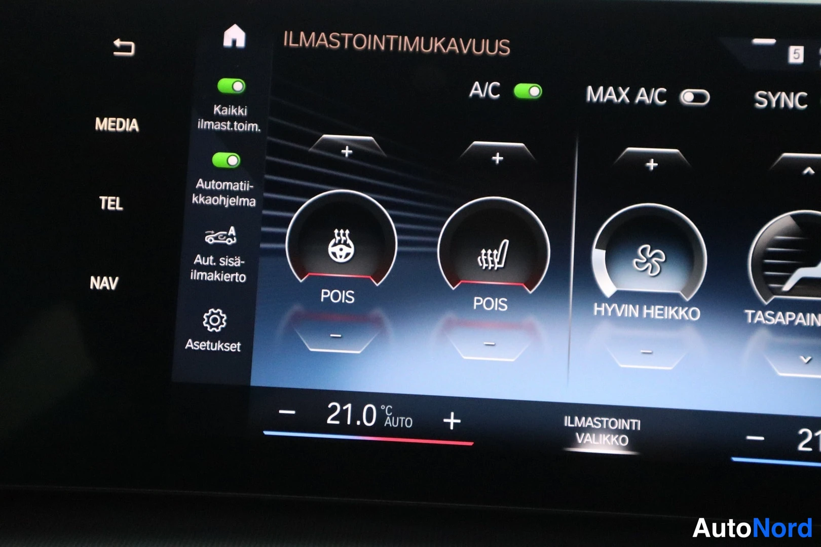 Muu: Auton infotainment-näytön ilmastointiasetukset: A/C päällä, lämpötila 21,0 astetta AUTO, kuljettajan ja etumatkustajan lämmitys POIS, puhallus HYVIN HEIKKO.
