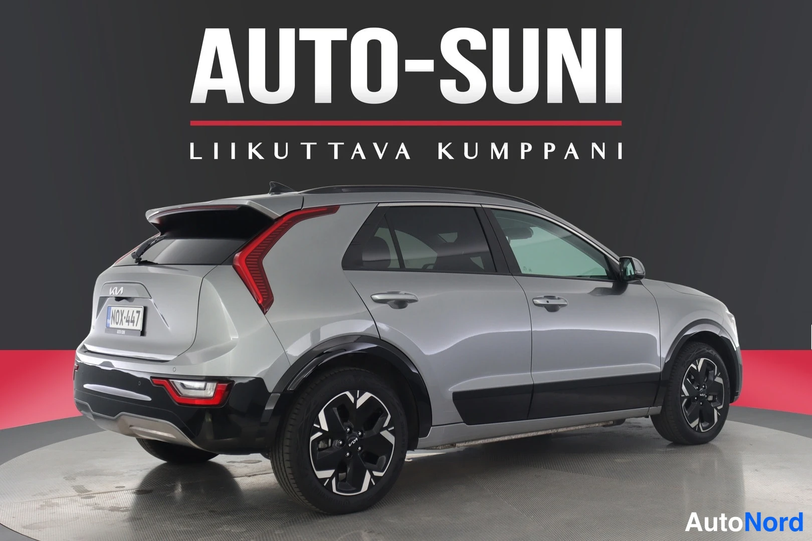 Takaviisto: Kia Niro 2024, takaviistö vasemmalta, hopea kuva studiotaustaa vasten