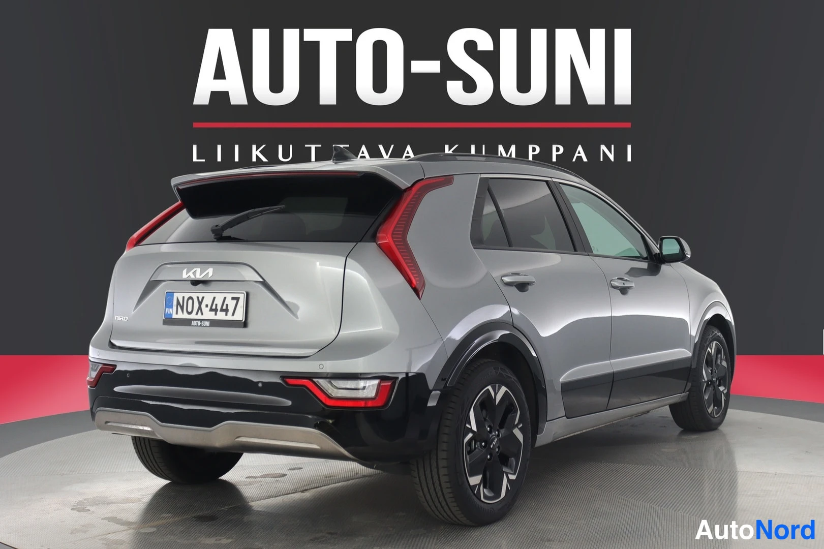 Takaviisto: Kia Niro 2024, takaa kulmasta, hopea kuva studiotaustaa vasten