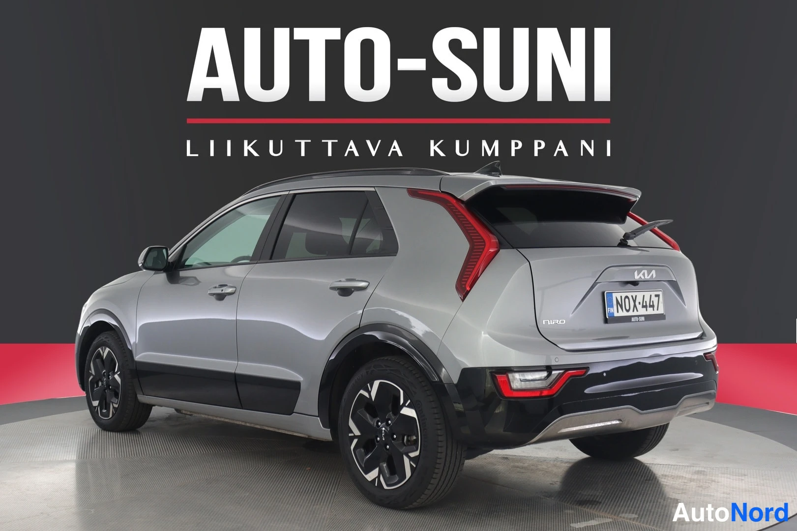 Takaviisto: Kia Niro 2024, takaviistö oikealta, hopea kuva studiotaustaa vasten