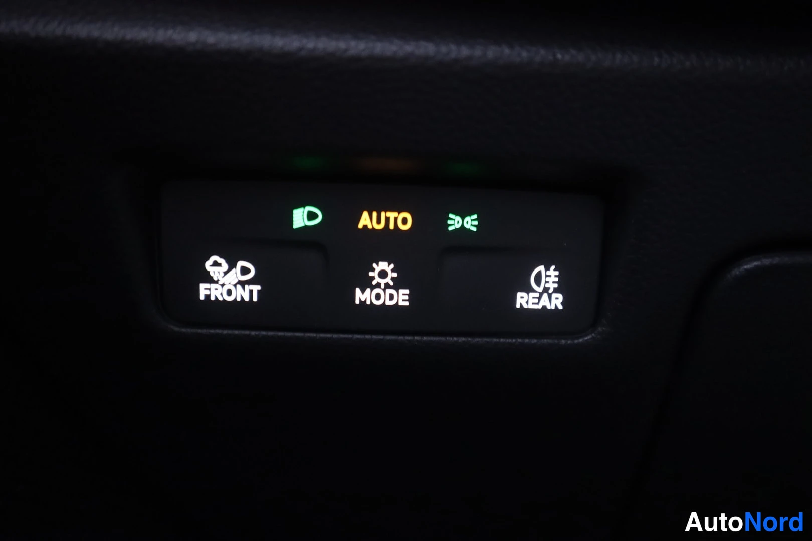 Muu: Kojelaudan nappiryhmä, jossa valot AUTO-merkinnällä sekä painikkeet FRONT, MODE ja REAR.