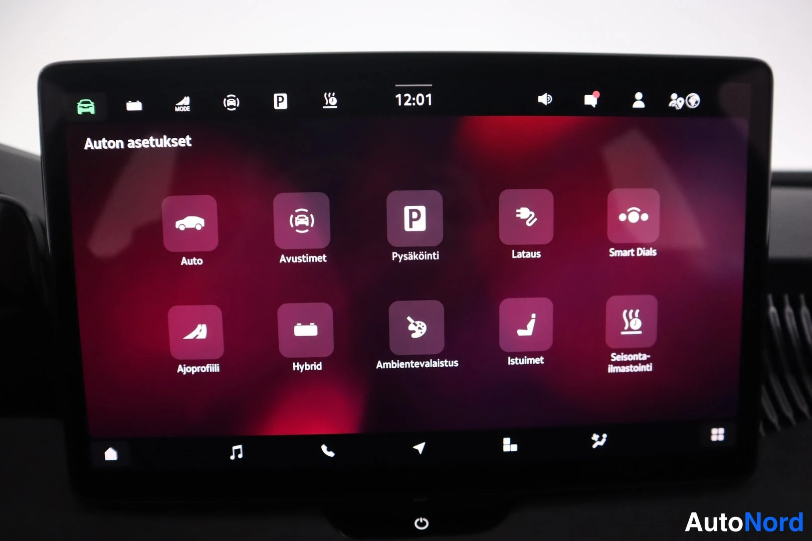 Muu: Auton infotainment-näytön asetusvalikko otsikolla Auton asetukset, jossa kuvakkeet mm. Auto, Avustimet, Pysäköinti, Lataus, Smart Dials, Ajoprofiili, Hybrid, Am