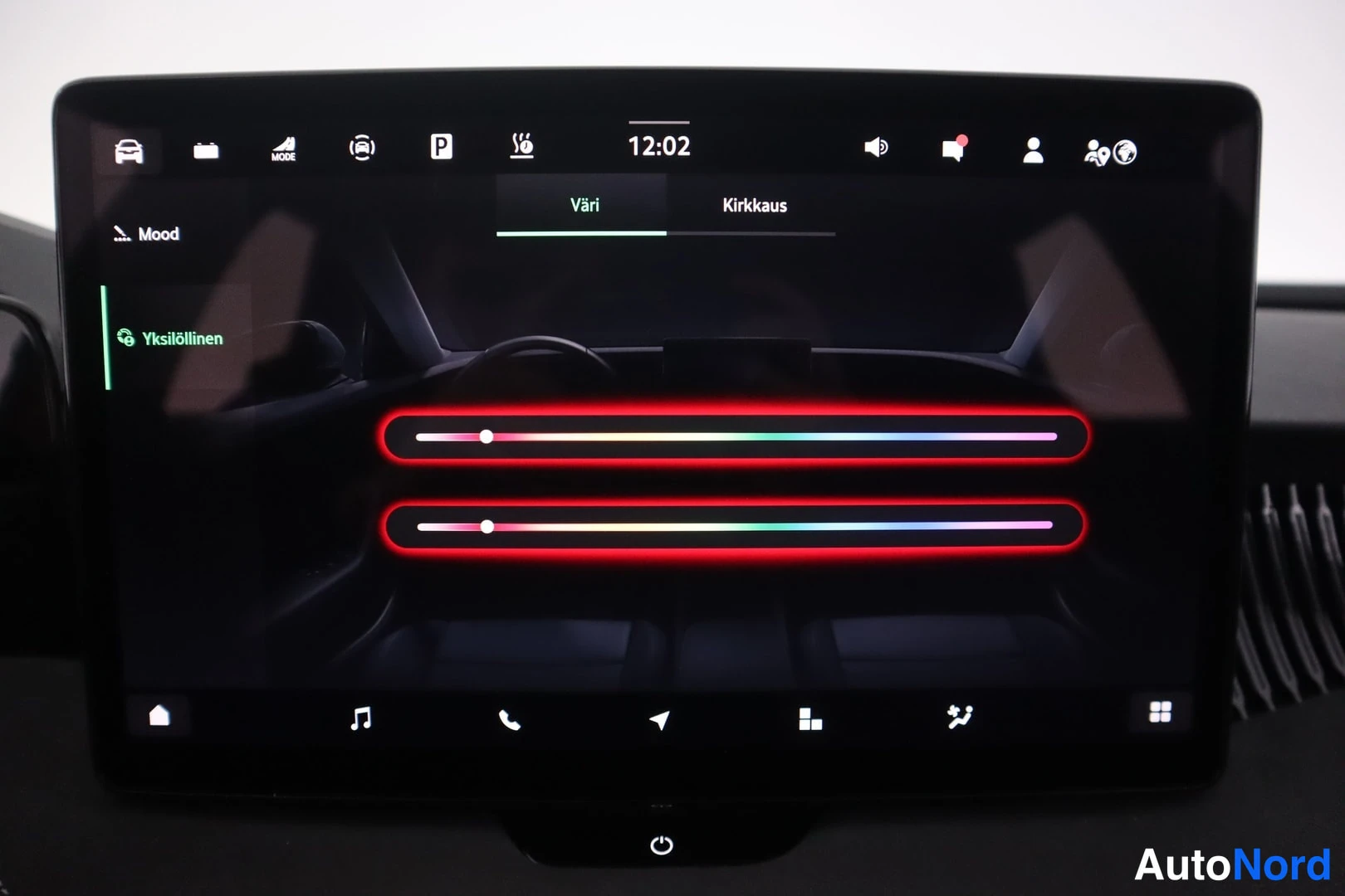 Yksityiskohta: Auton infotainment-näytön Mood-valikko, Väri-välilehti kohdalla Yksilöllinen. Ruudulla on kaksi punaisella kehyksellä varustettua RGB-värisäädintä.
