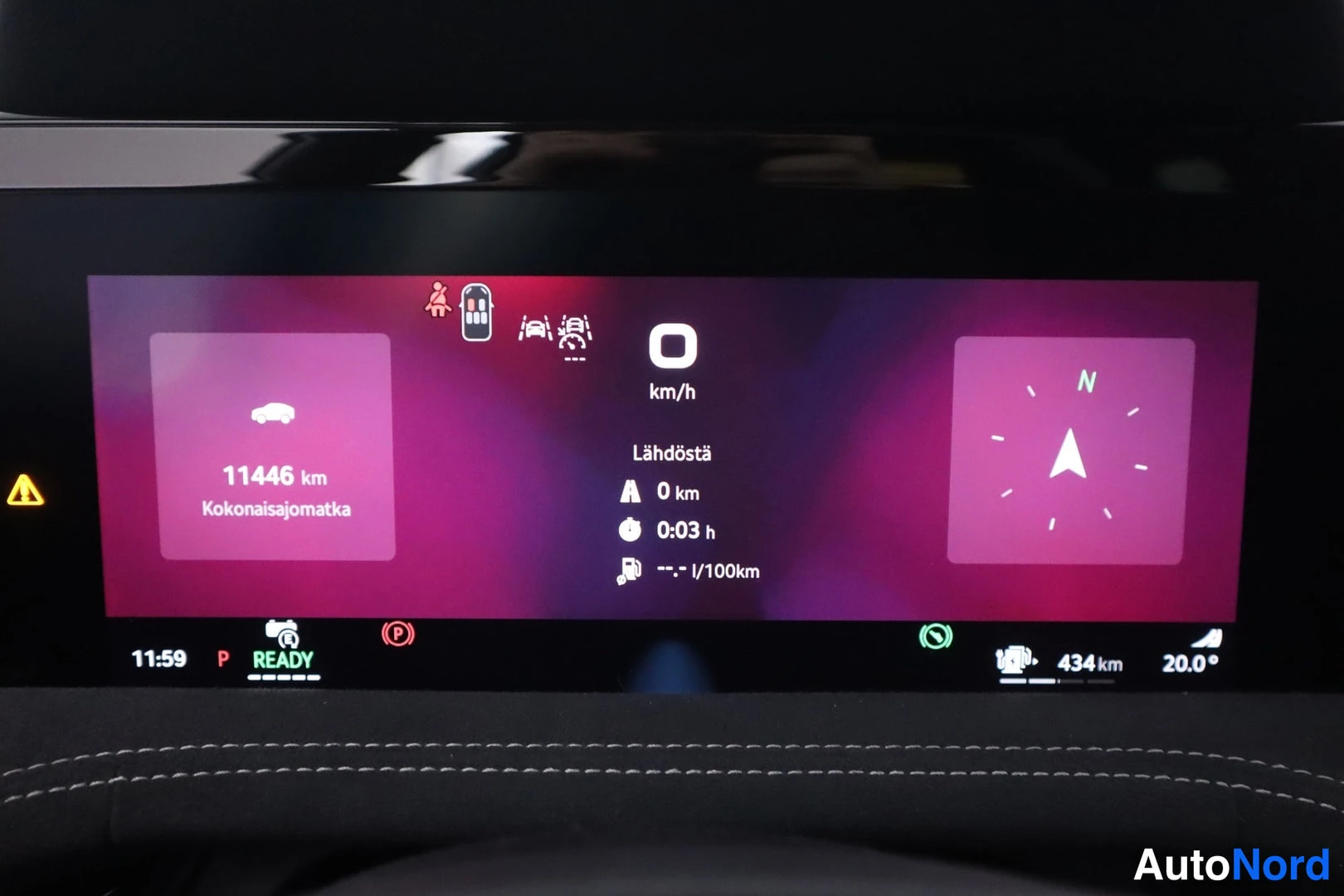 Edestä: Kojelaudan näyttö suurenneltuna: violetti tausta, vasemmalla kokonaisajomatka 11446 km, keskellä km/h-asteikko ja lähtötiedot (0 km, 0:03 h, --.- l/100km), oike