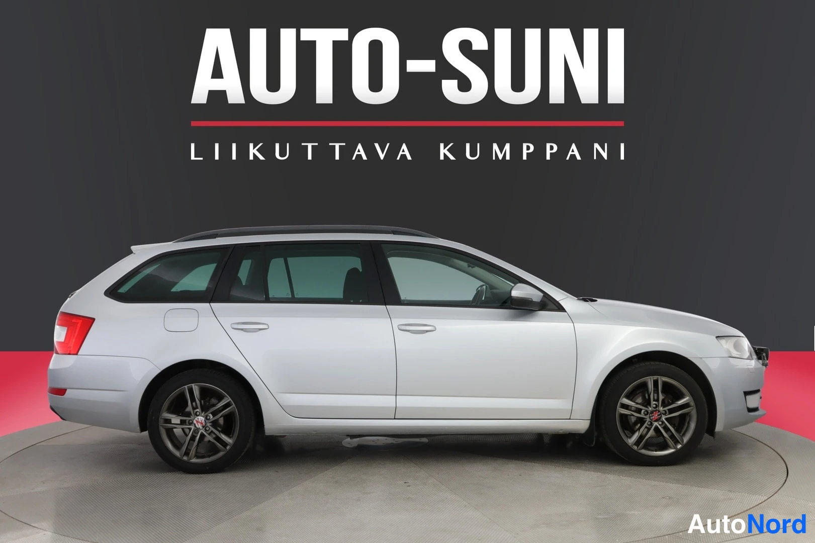 Sivulta: Valkoisen farmarikorisen auton sivukuva