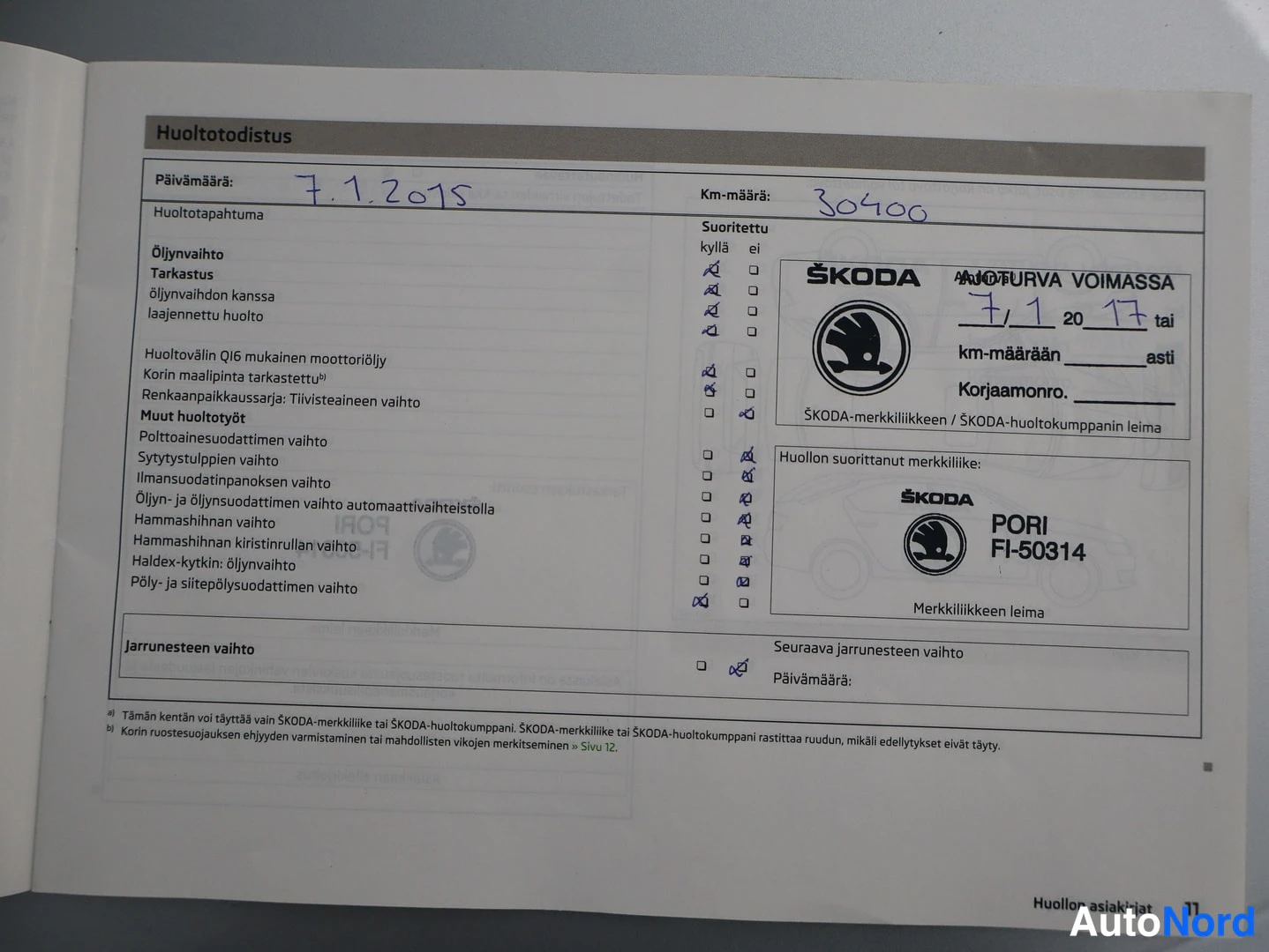 Asiakirja: Skoda-huoltotodistus, käsinkirjoitettu päivämäärä 7.1.2015 ja Km-määrä 30400, useita huoltotoimenpiteitä merkitty kyllä-kohdalle, leima Skoda Pori FI-50314
