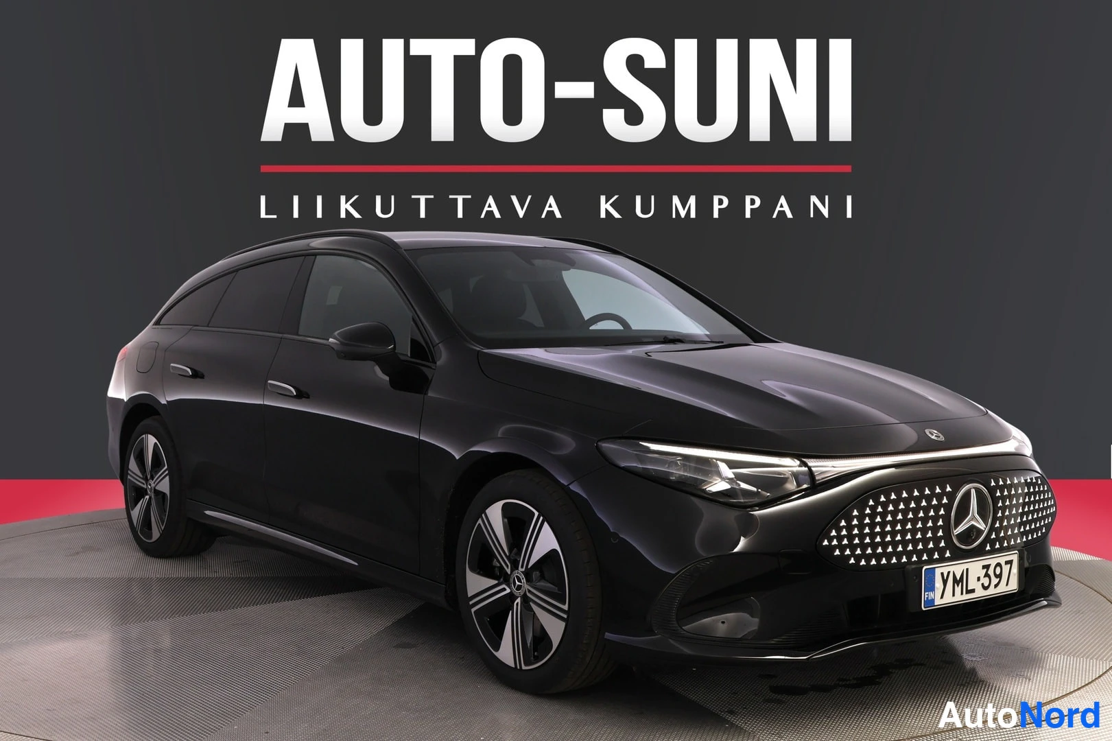Etuviisto, nokka oikealle: Musta Mercedes-Benz CLA 250+ Shooting Brake etunovalta oikealta, rekisteritunnus, Auto-Suni-studio